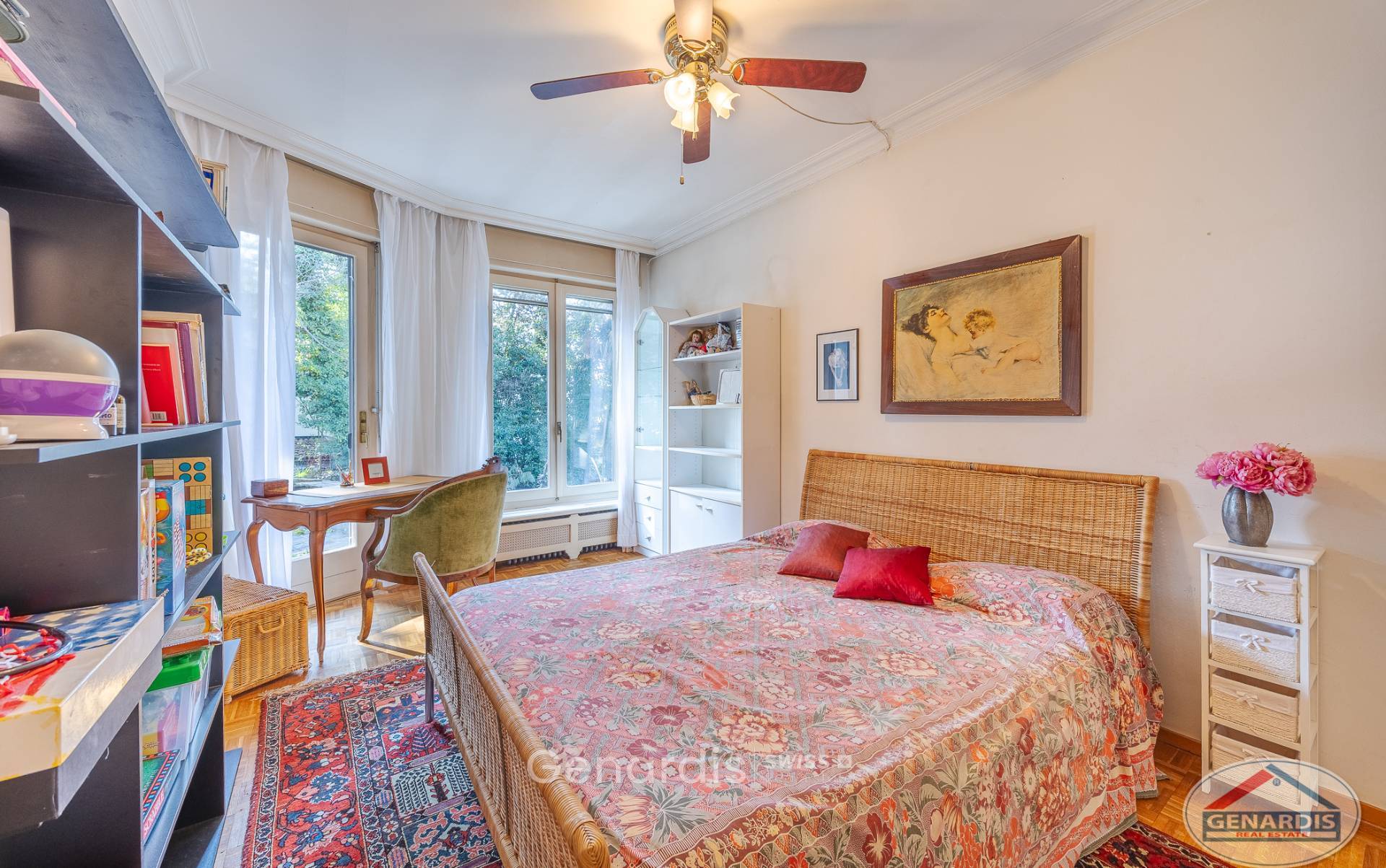 Gemütliches Schlafzimmer mit Arbeitsplatz am Fenster