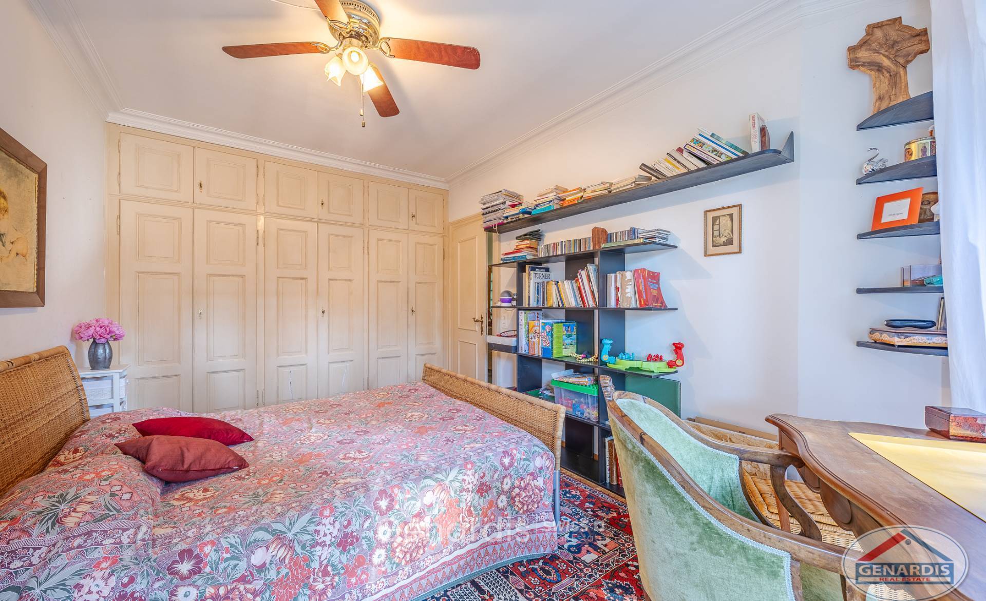 Schlafzimmer mit Einbauschränken und Bücherregalen