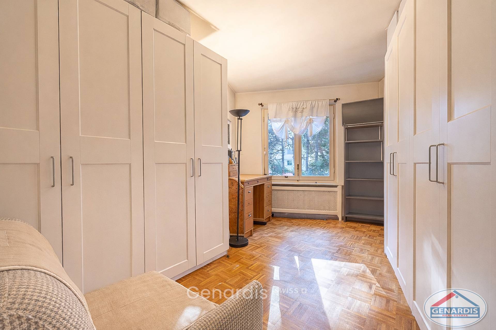 Begehbarer Kleiderschrank mit Parkettboden