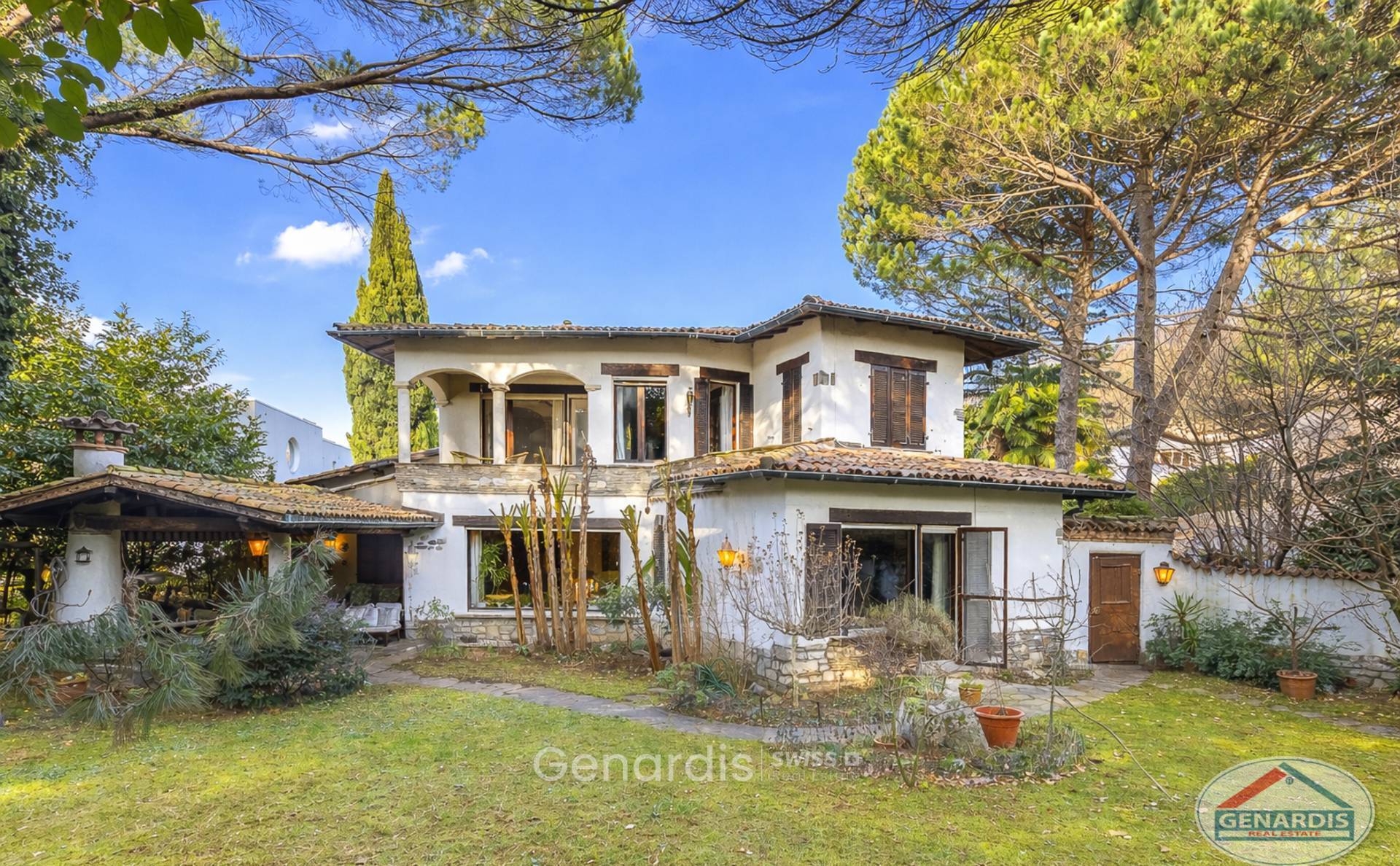 Mediterranes Einfamilienhaus mit Garten