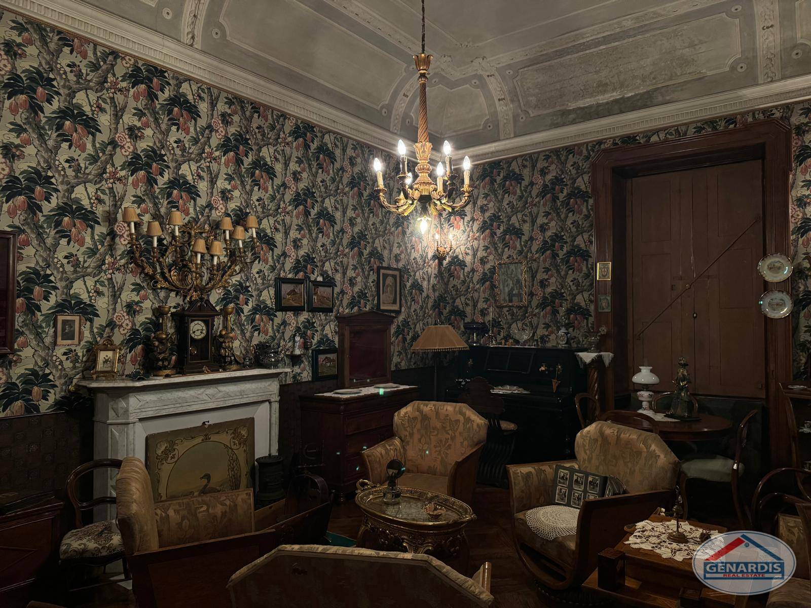 Historischer Salon mit Kamin und Tapetenmuster