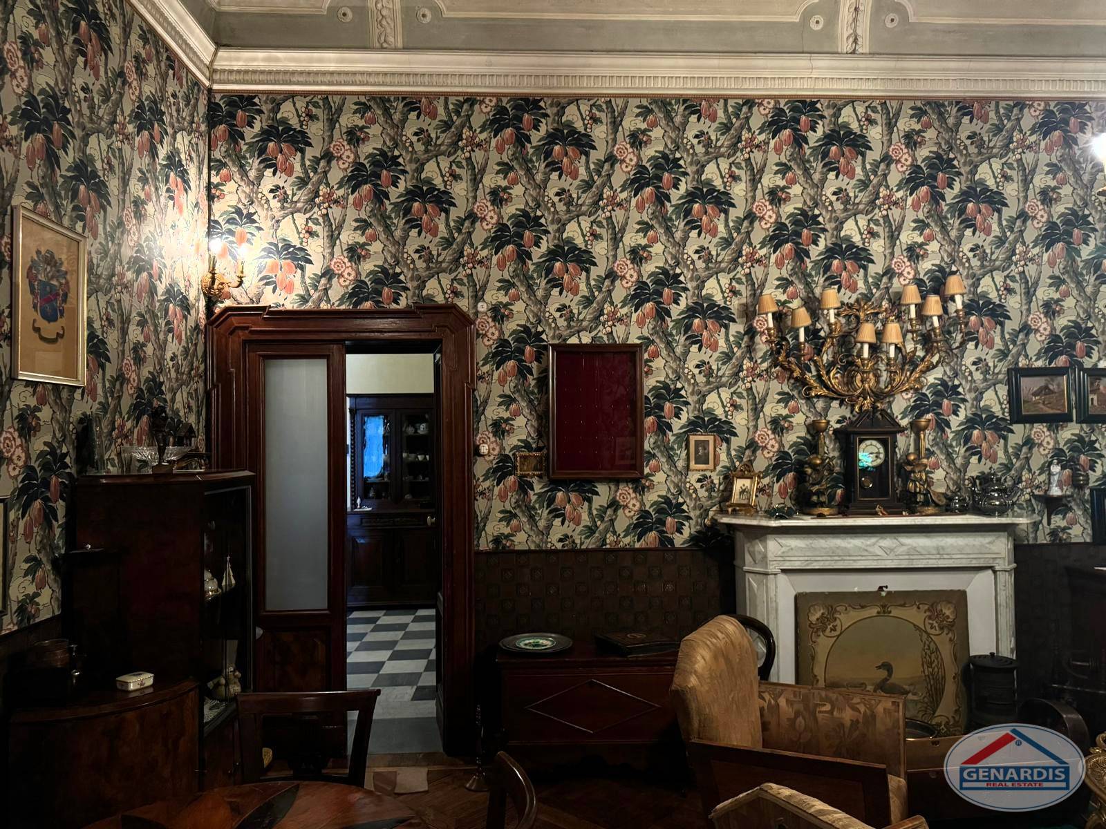 Historischer Salon mit floraler Tapete