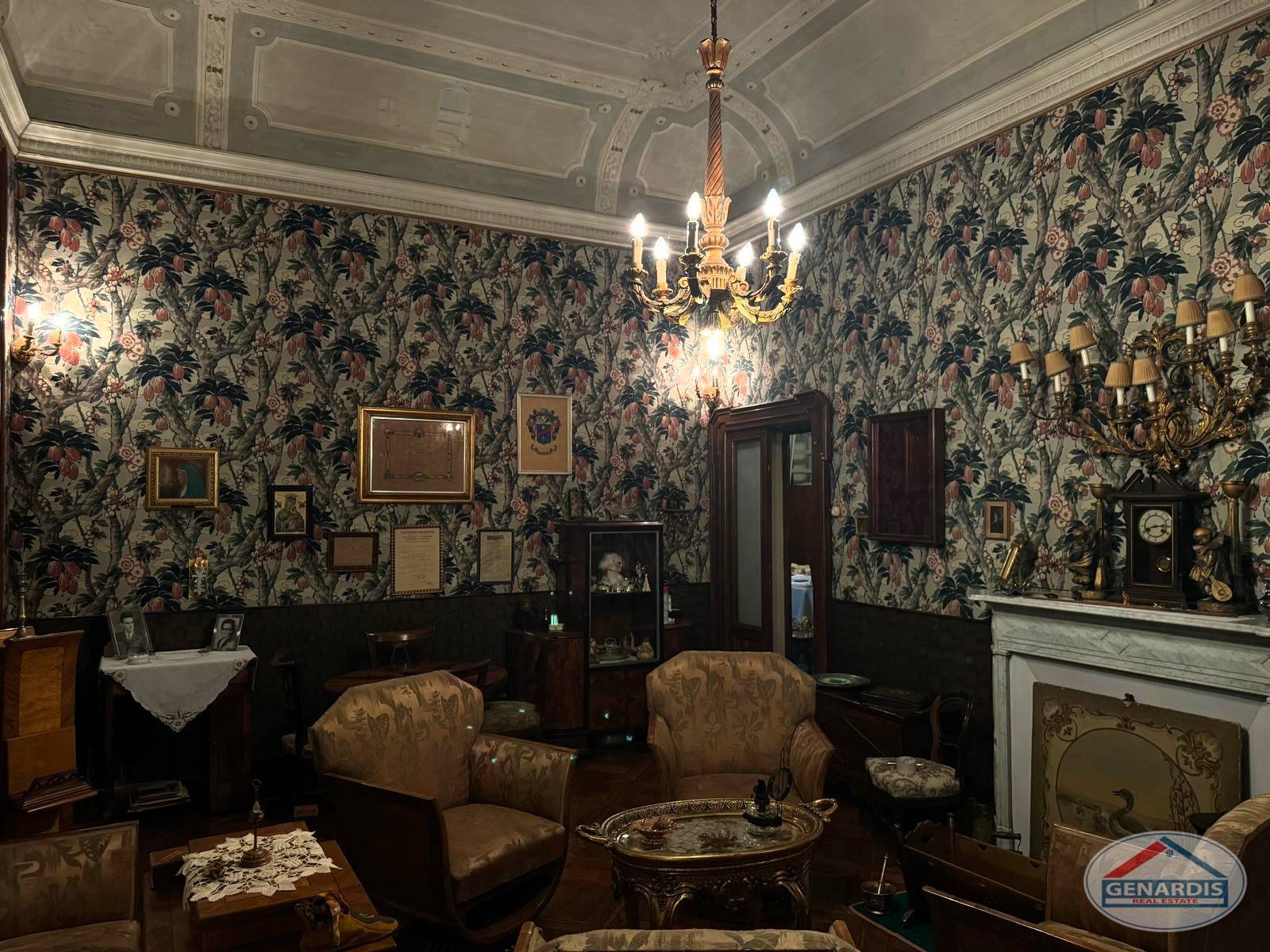 Historischer Salon mit floraler Tapete