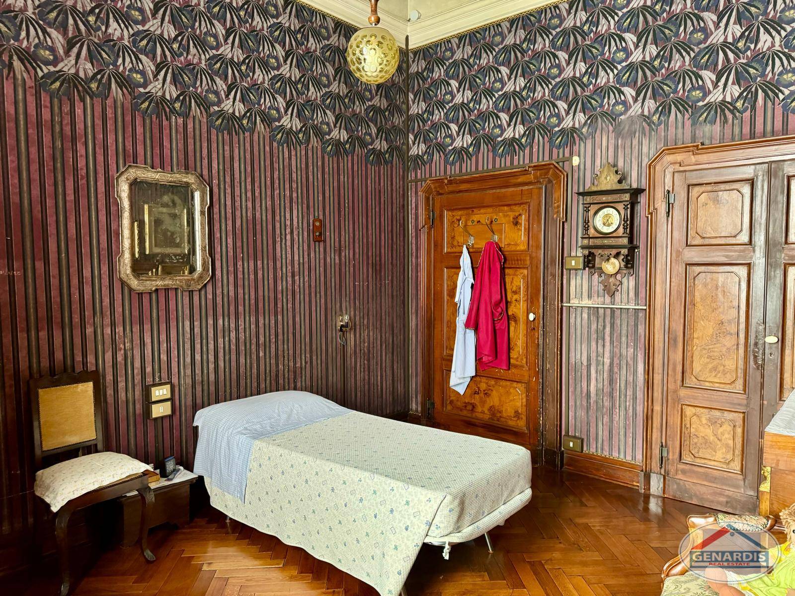 Historisches Schlafzimmer mit ornamentalem Wanddekor