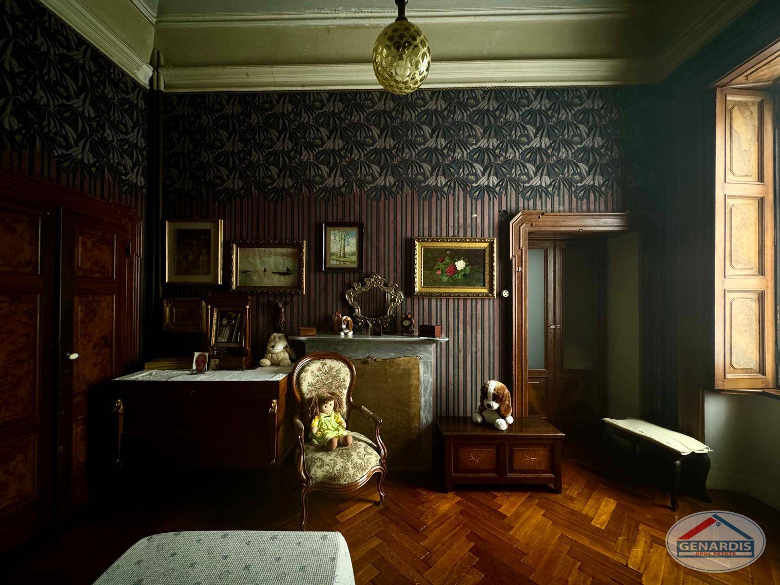 Vintage-Zimmer mit dunkler Tapete und Holzdetails