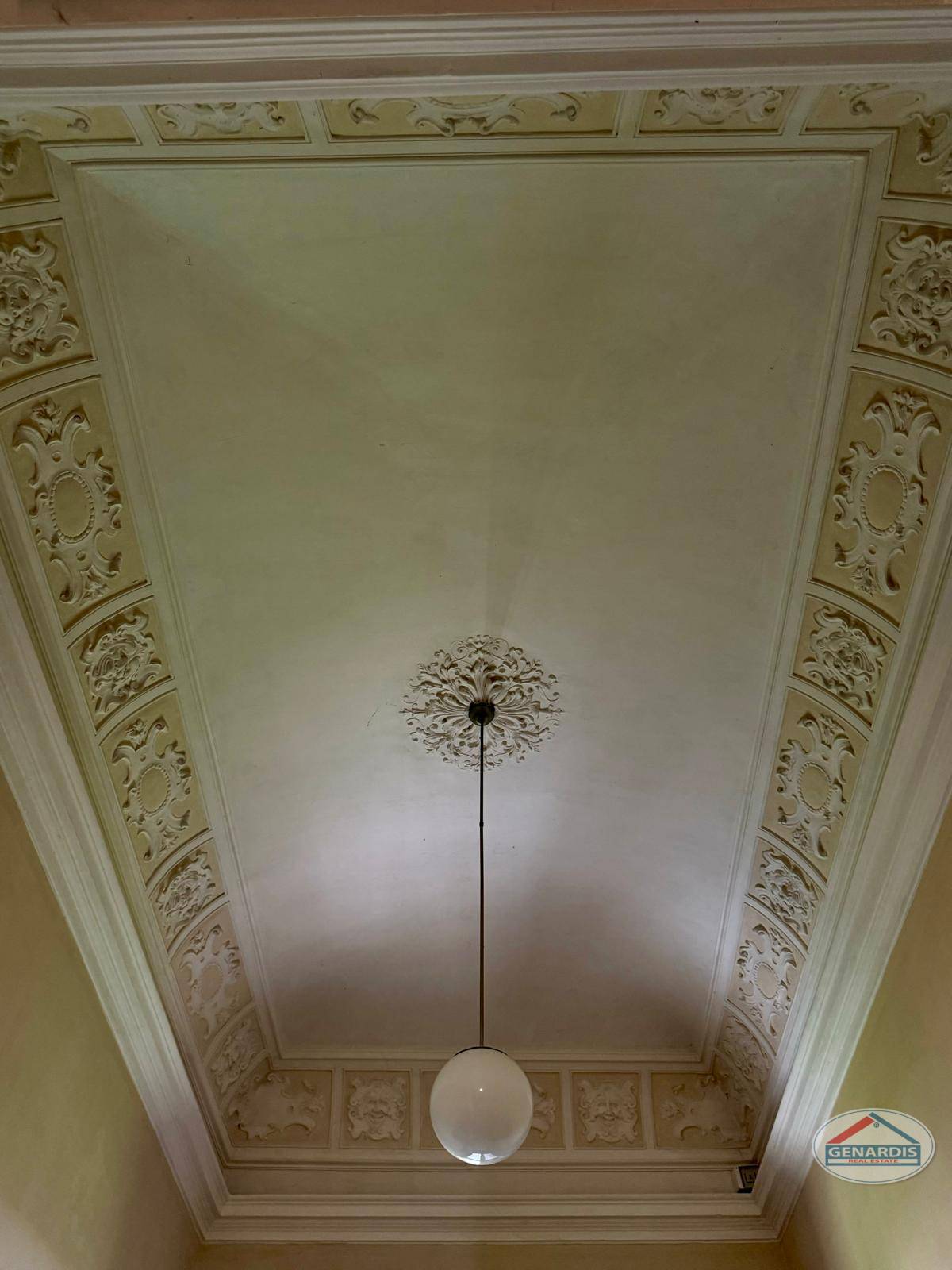 Verzierte historische Decke