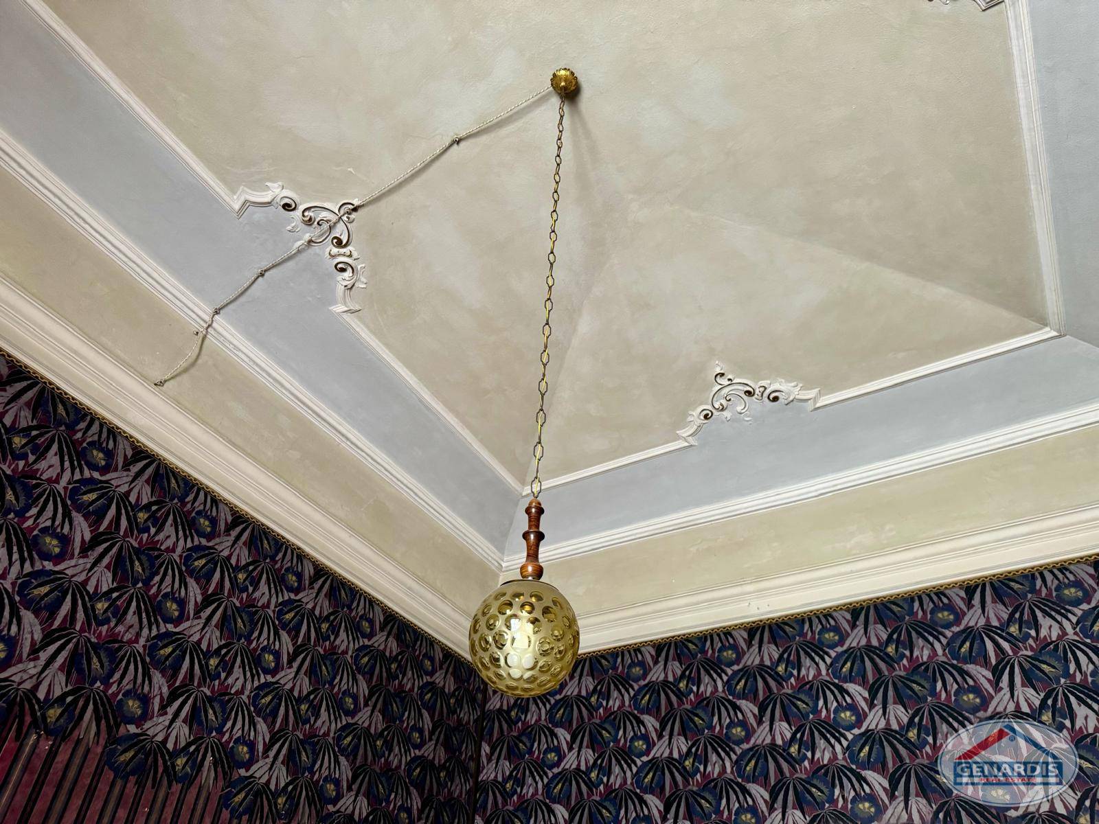Historische Decke mit dekorativem Kronleuchter
