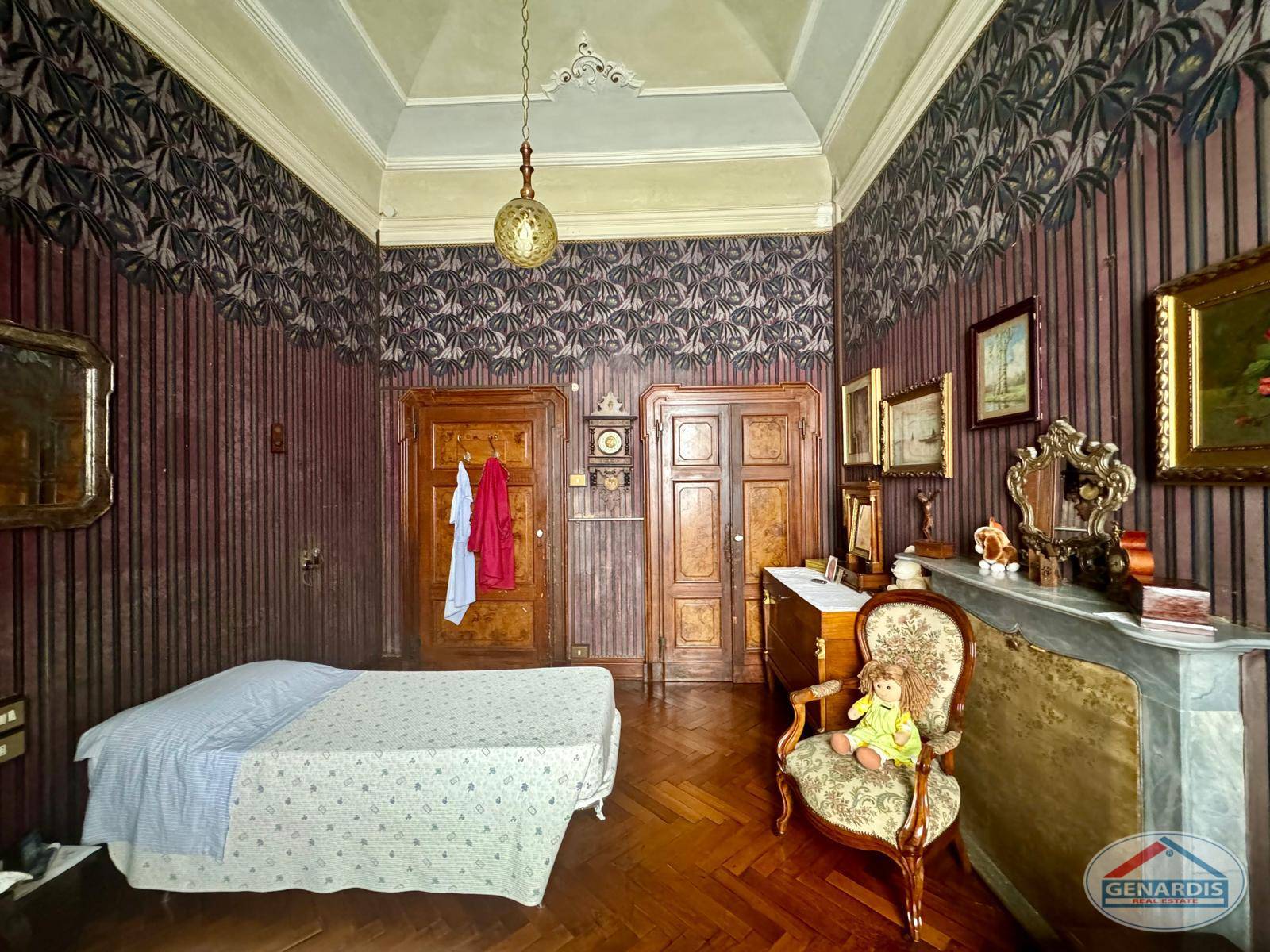 Historisches Schlafzimmer mit antiker Ausstattung