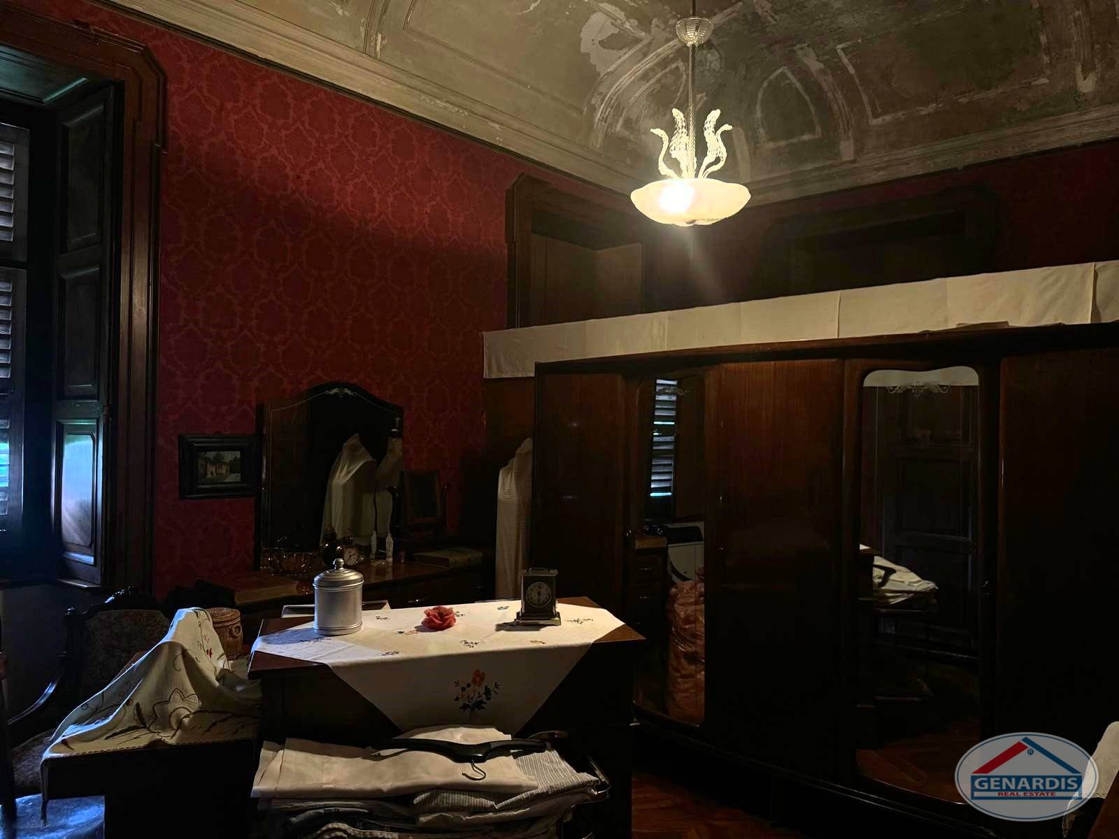 Dunkles Schlafzimmer mit antikem Charakter
