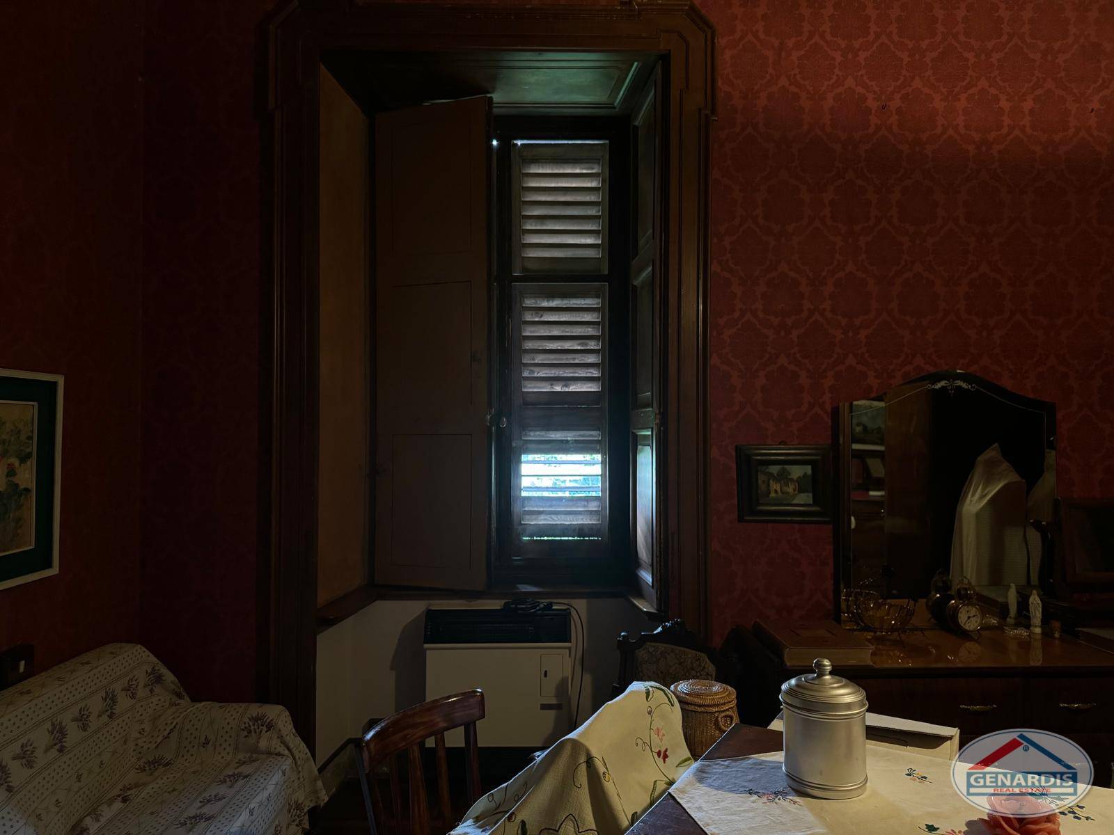 Dunkles historisches Zimmer mit roter Tapete