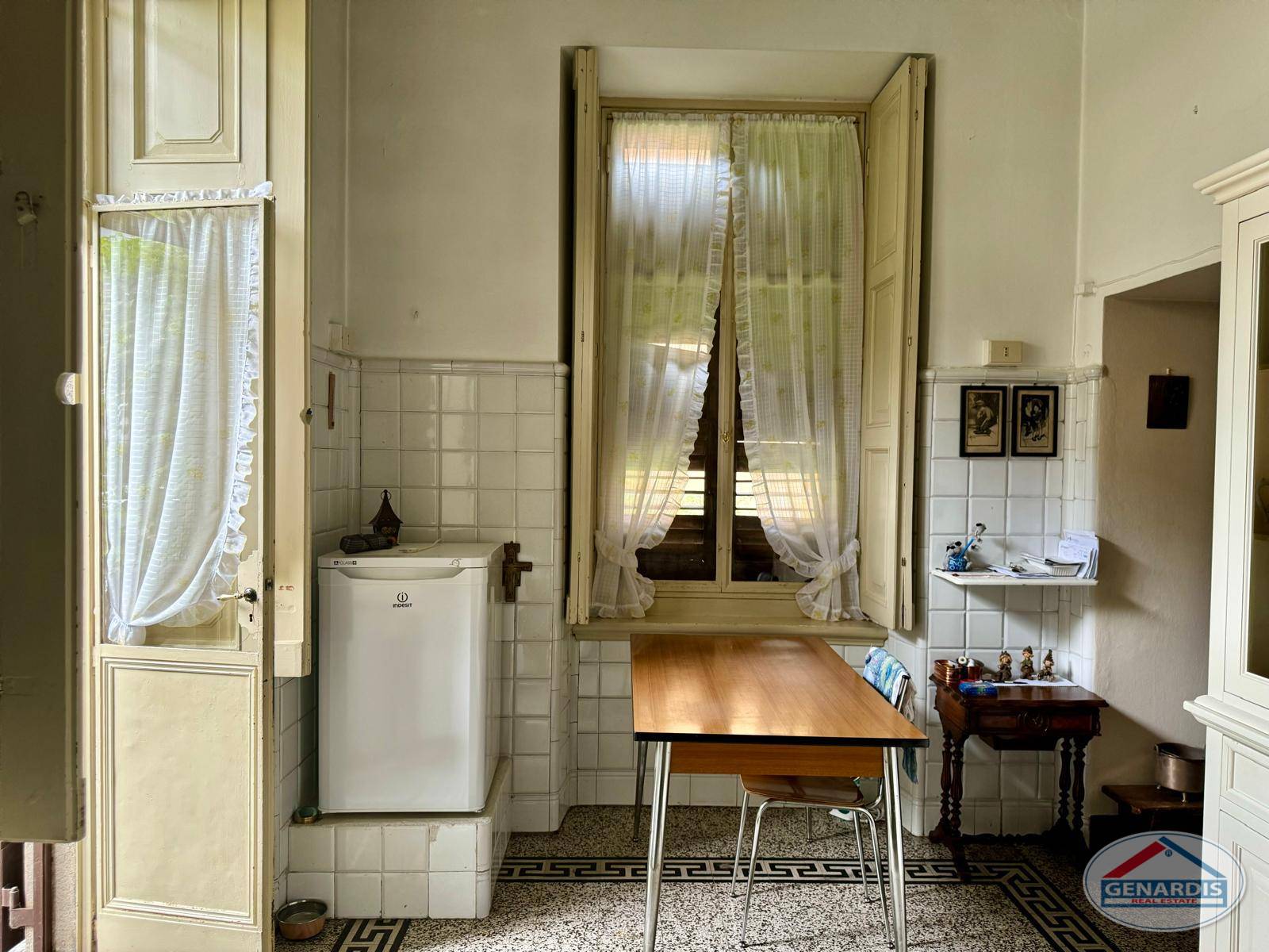 Altbau-Küche mit Fenster und Tisch