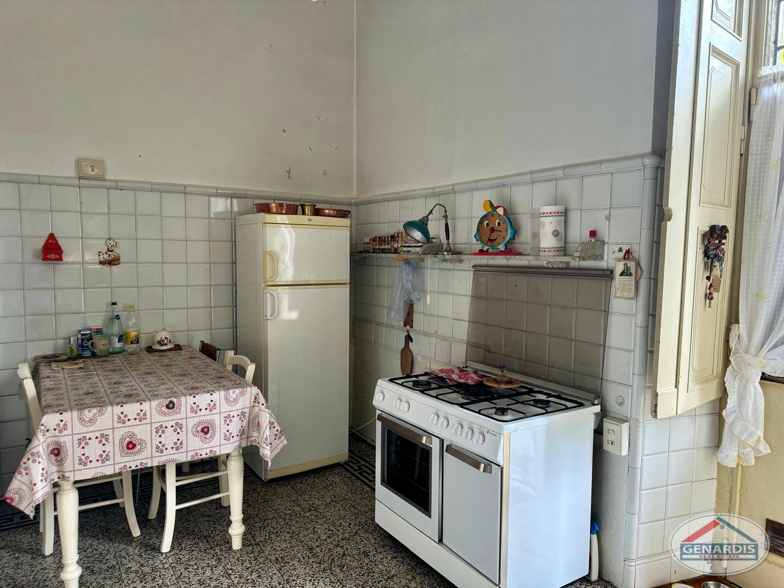 Kleine Küche mit Esstisch und Gasherd