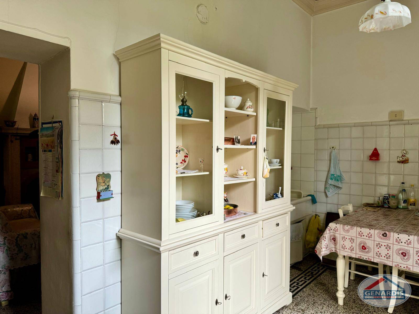 Gemütliche Landhausküche mit Vitrinenschrank