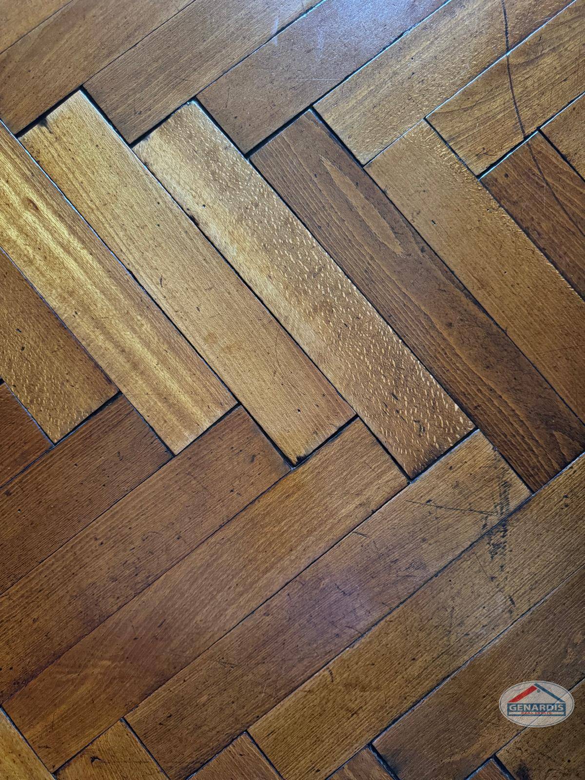 Holzboden in Fischgrätmuster