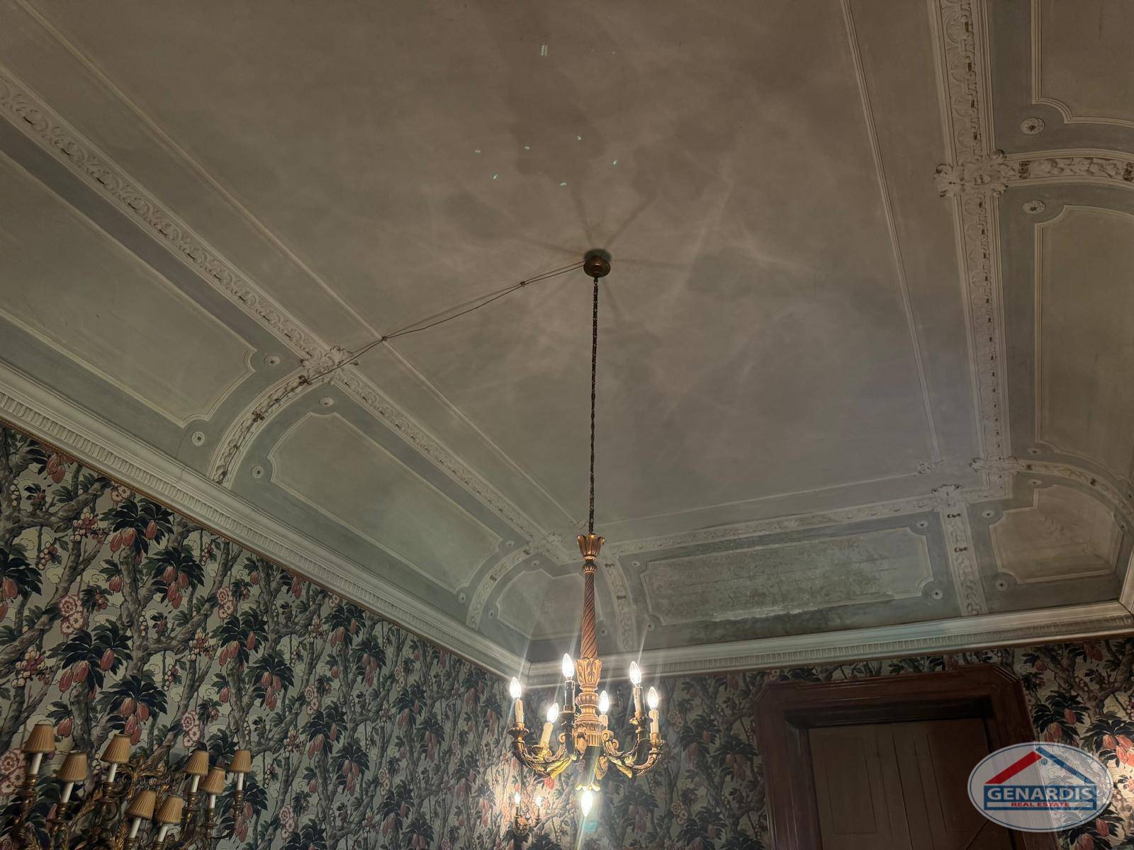Historische Innenraumdecke mit ornamentaler Stuckverzierung
