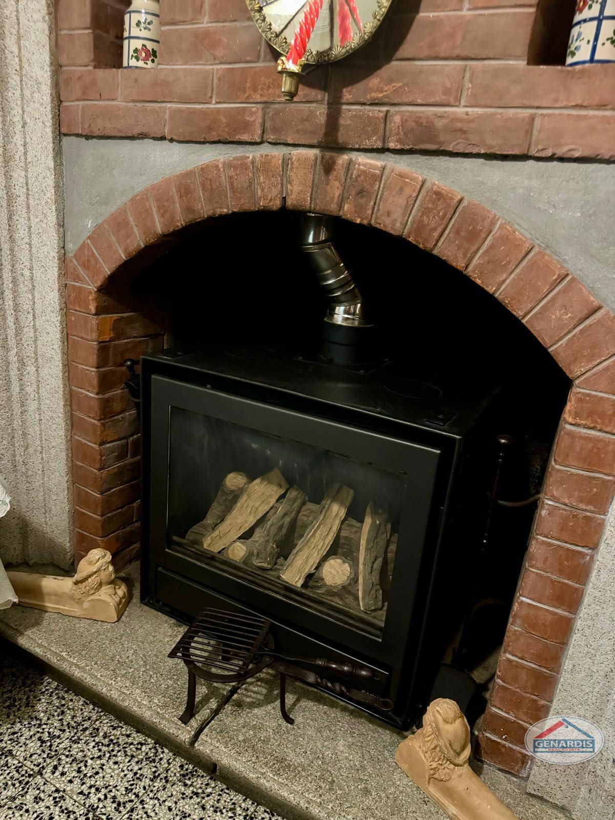 Gemauerter Kamin mit Holzofen