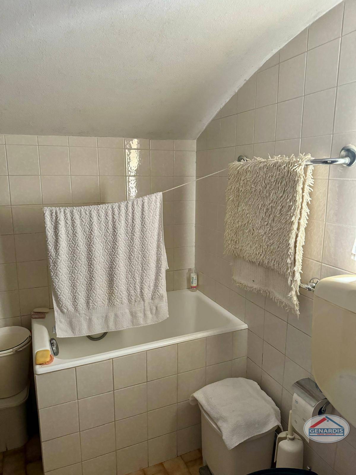 Kleines Bad mit Wanne und WC unter der Dachschräge