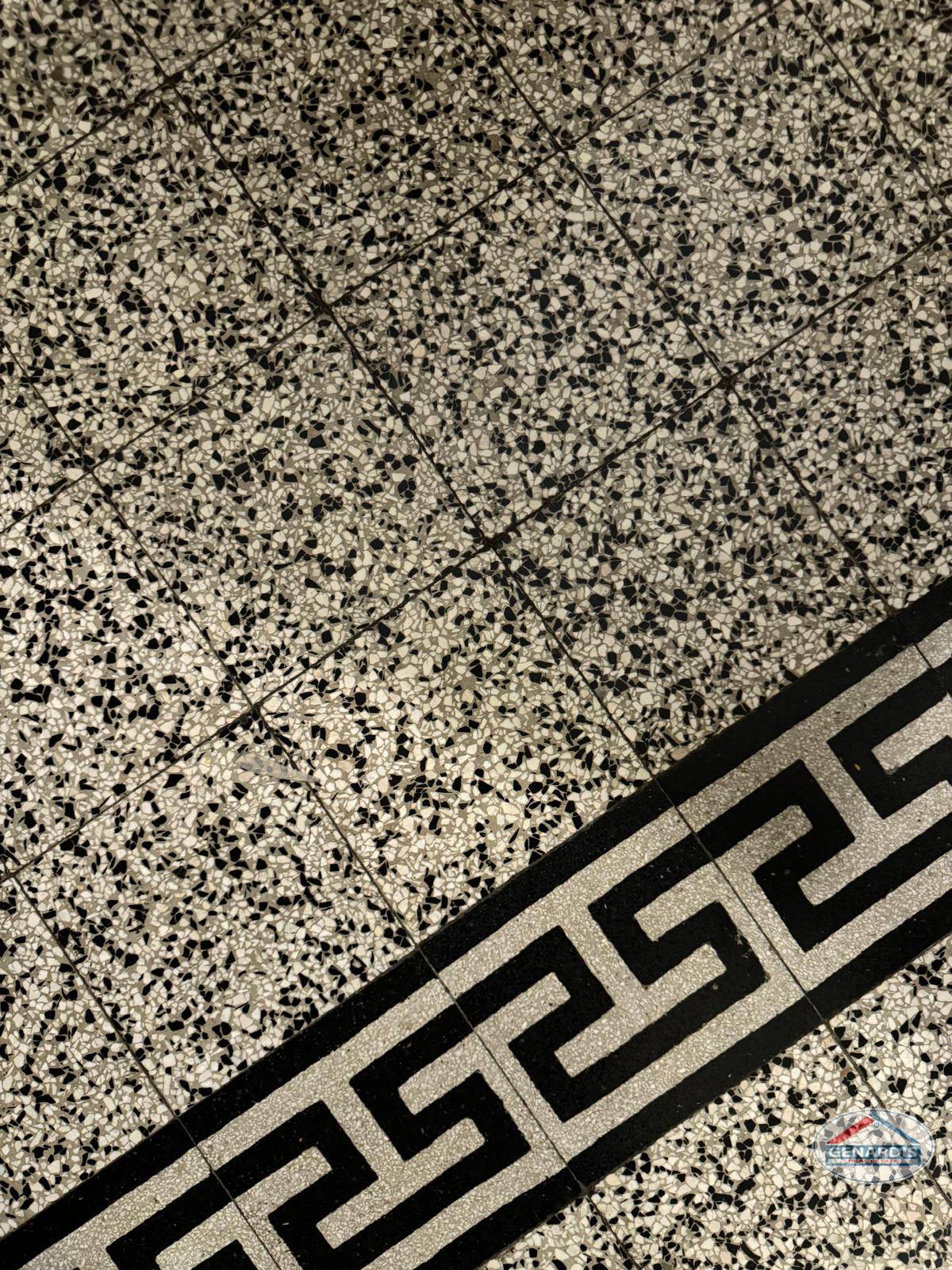 Terrazzo-Boden mit dekorativem Fries