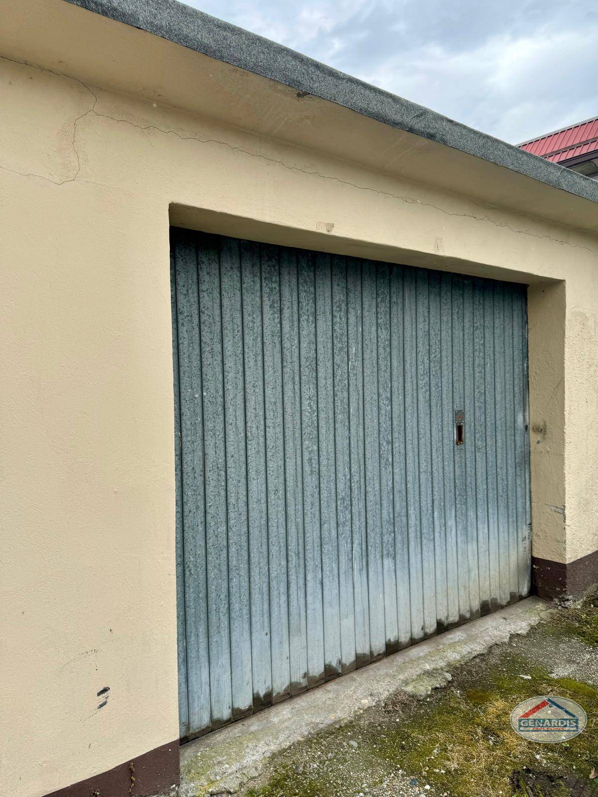Außenansicht einer Garage mit Metalltor