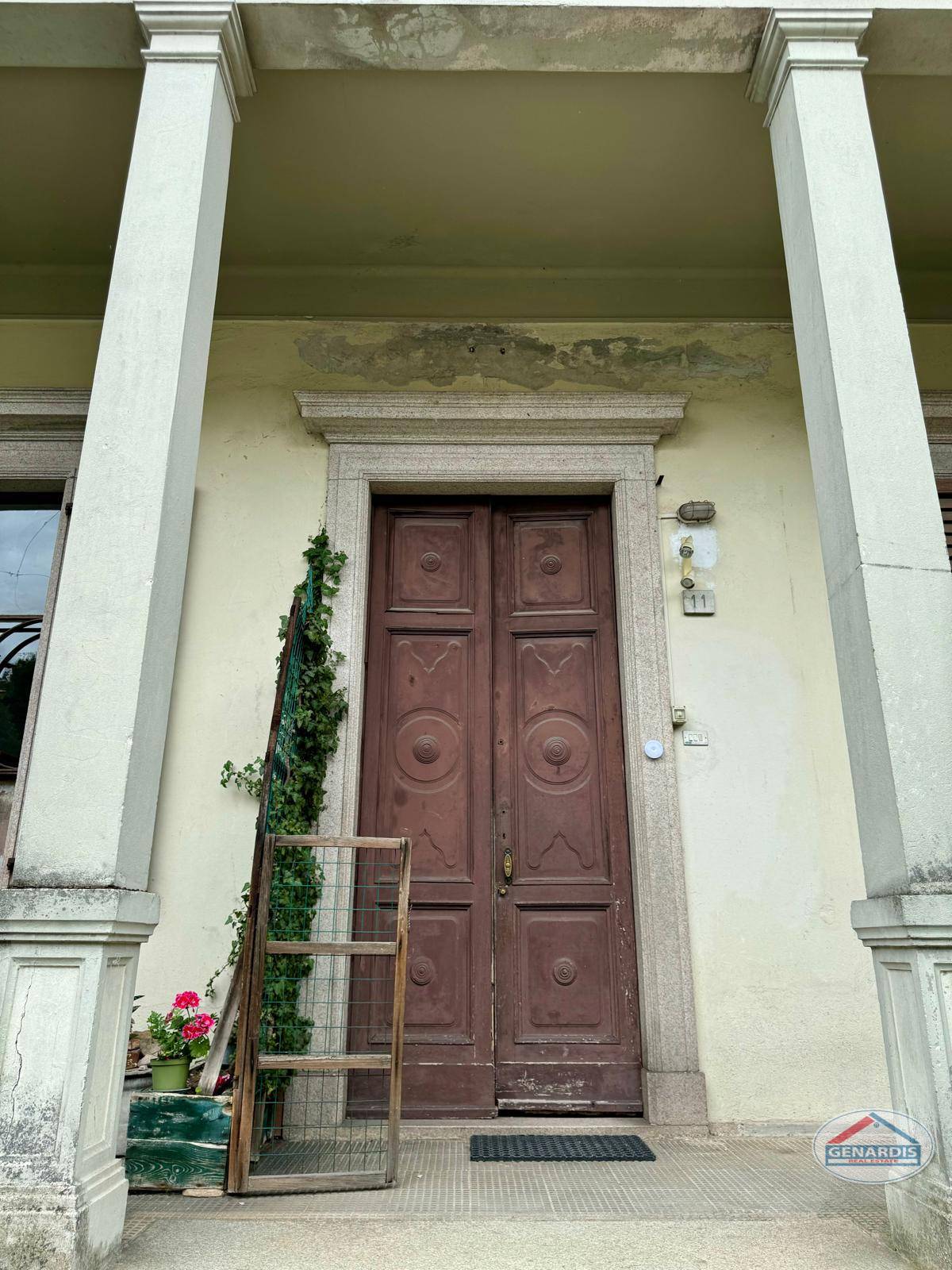 Historischer Hauseingang mit klassischer Fassade