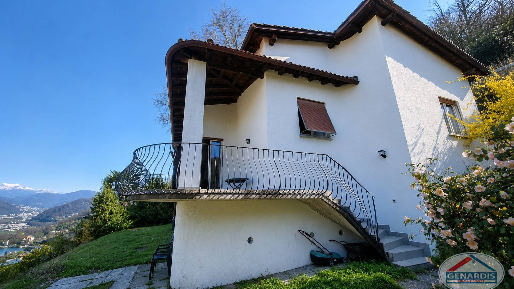 Außenansicht eines Hauses mit Balkon und Bergblick