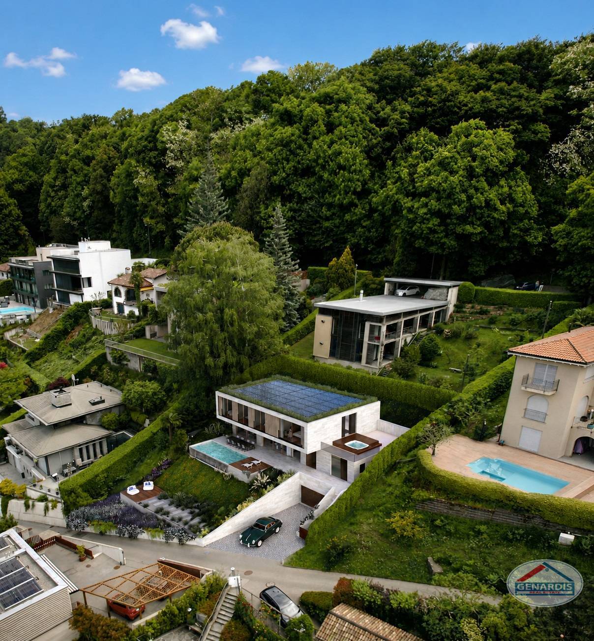 Luxuriöse Villenanlage mit Pool und Garten