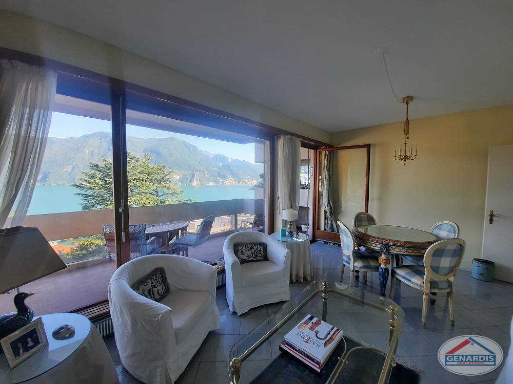 Wohnzimmer mit Seeblick und Balkon