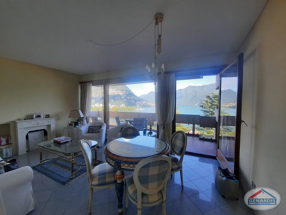 Wohnzimmer mit Seeblick und Balkon