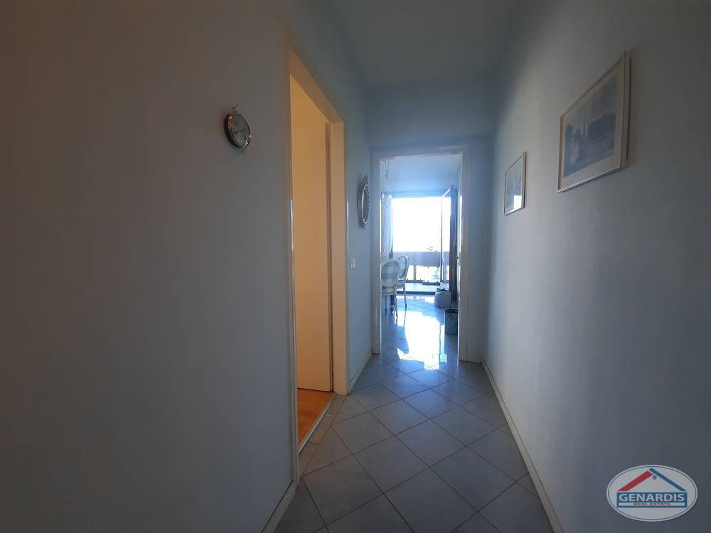 Heller Flur mit Blick ins Wohnzimmer