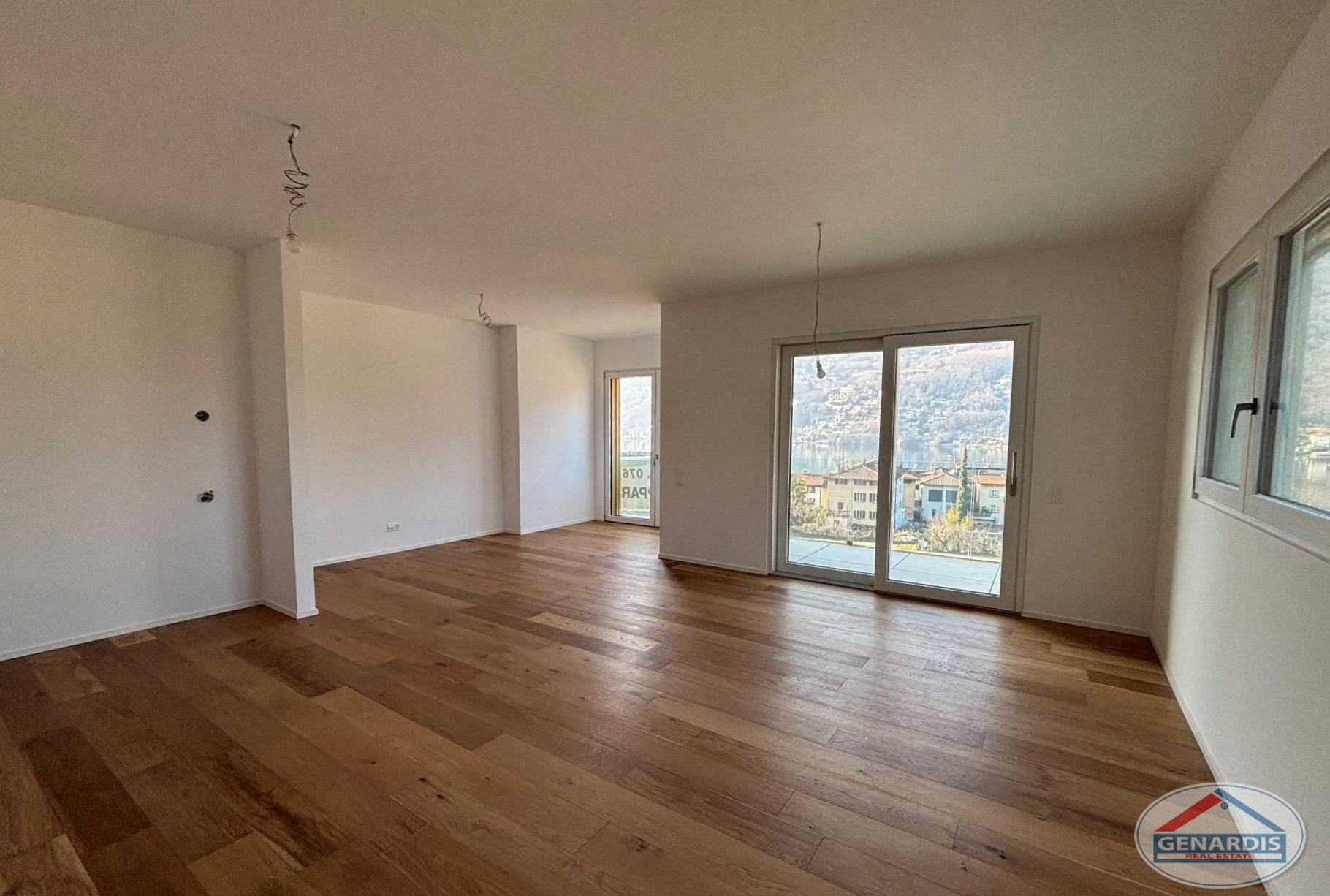 Heller leerer Wohnraum mit Blick ins Tal