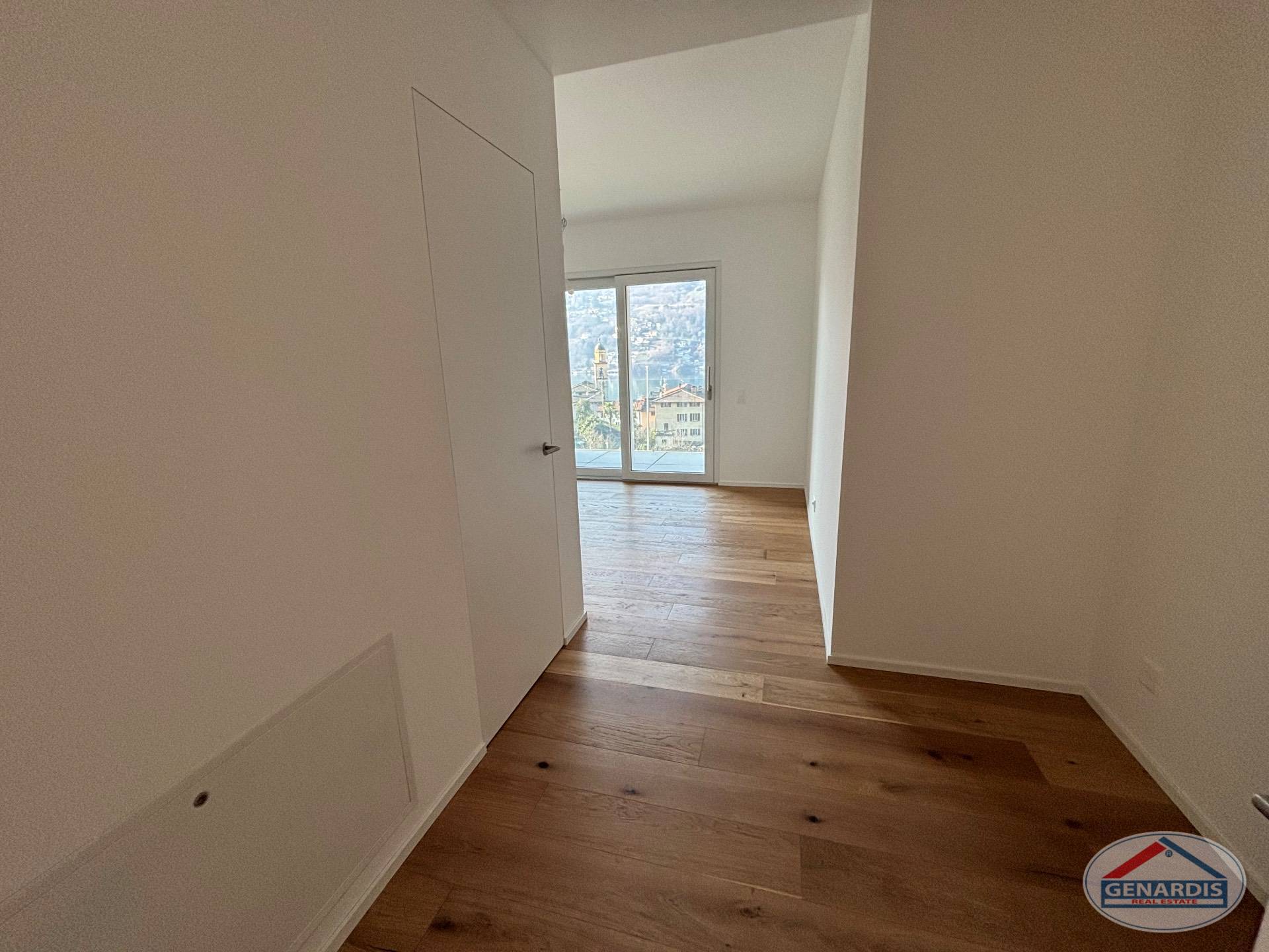 Heller Flur mit Holzboden und Blick ins Tal