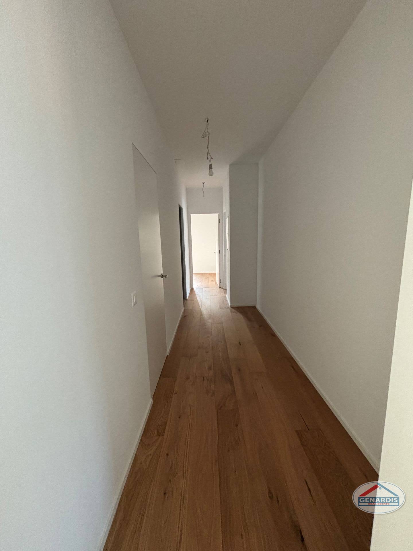 Langer Flur mit Holzboden