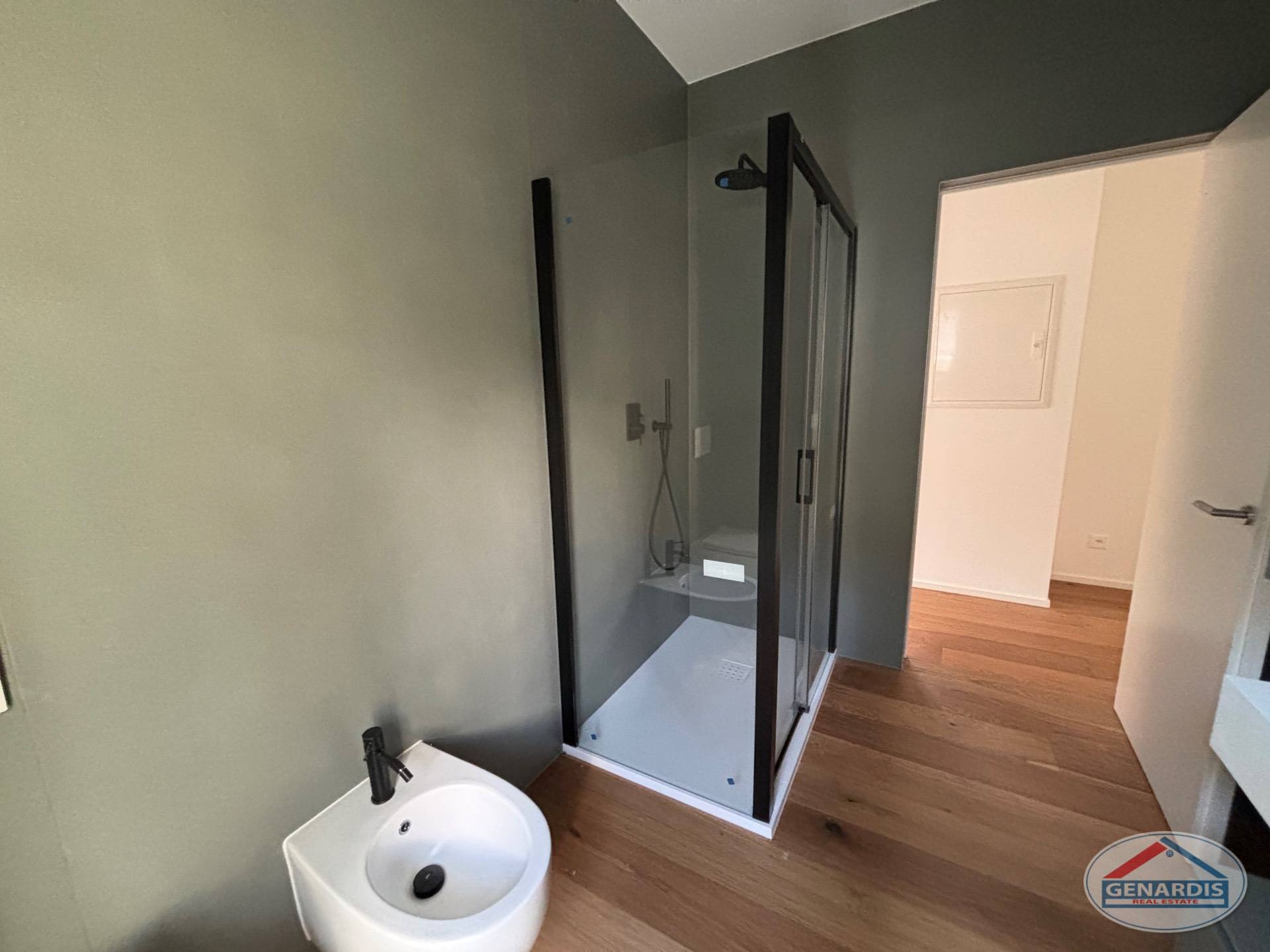 Modernes Badezimmer mit Walk-in-Dusche