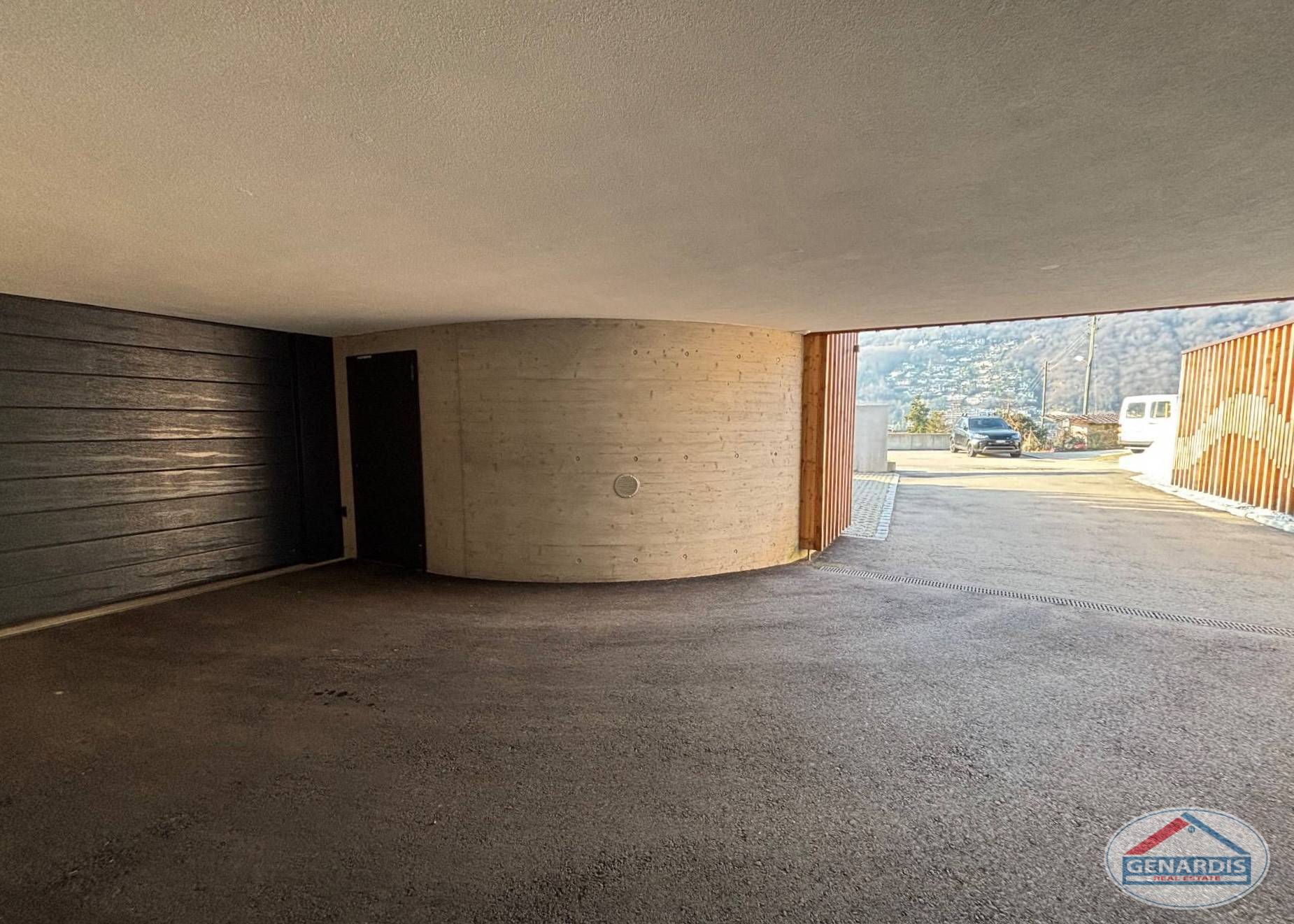 Einfahrt mit Blick ins Freie