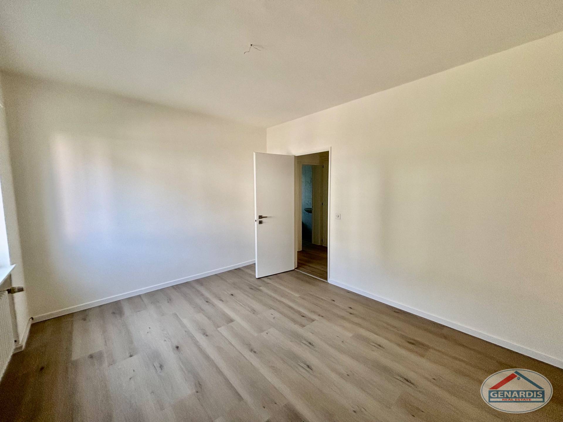 Leeres renoviertes Zimmer mit Holzboden