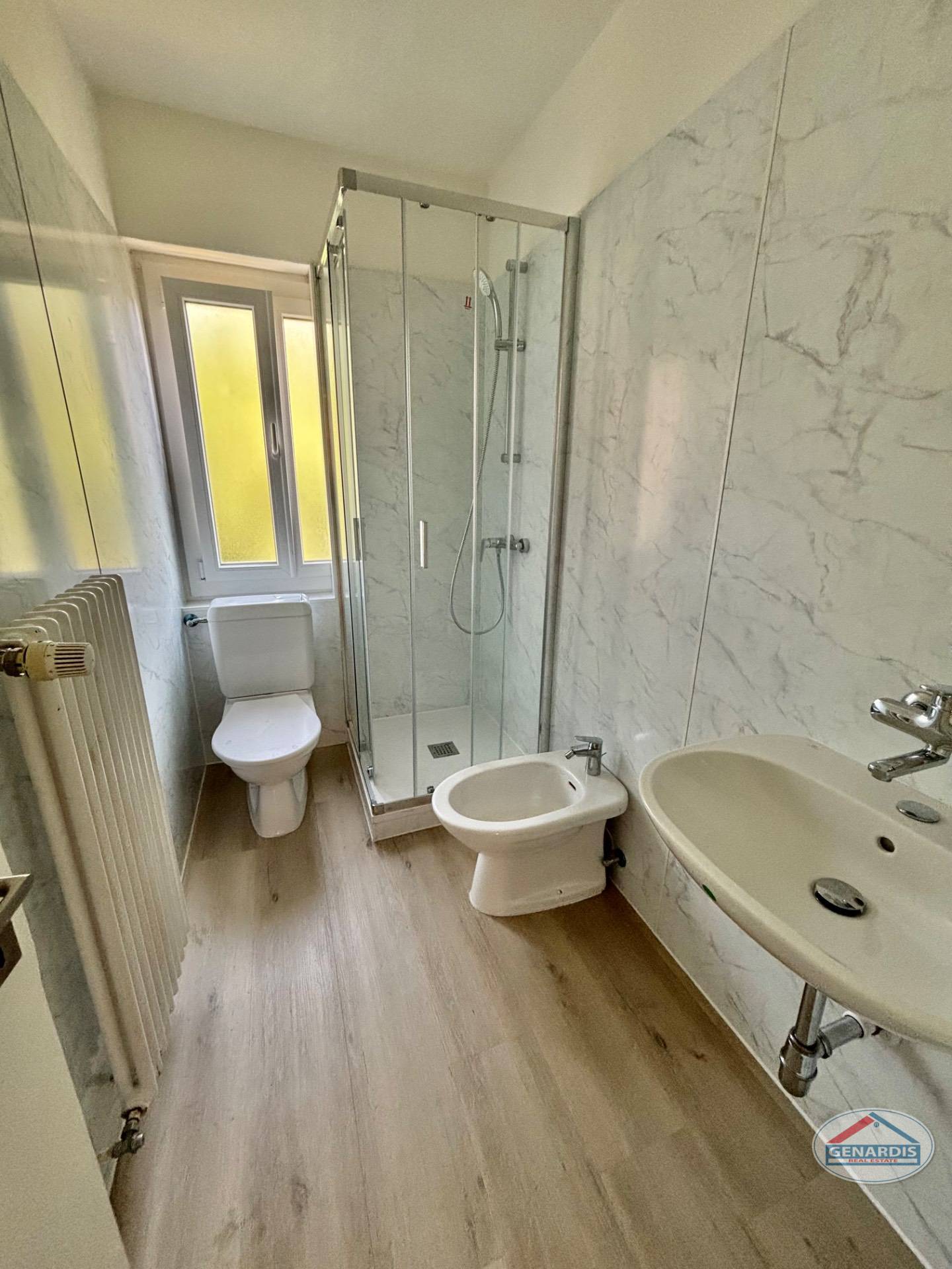 Modernes Badezimmer mit Dusche, WC und Bidet
