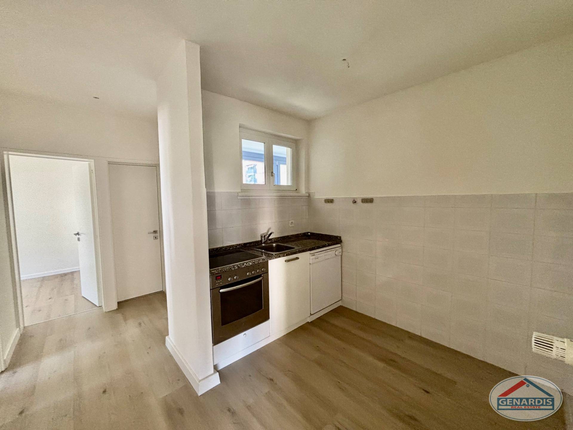 Kleine Küche mit offenem Grundriss