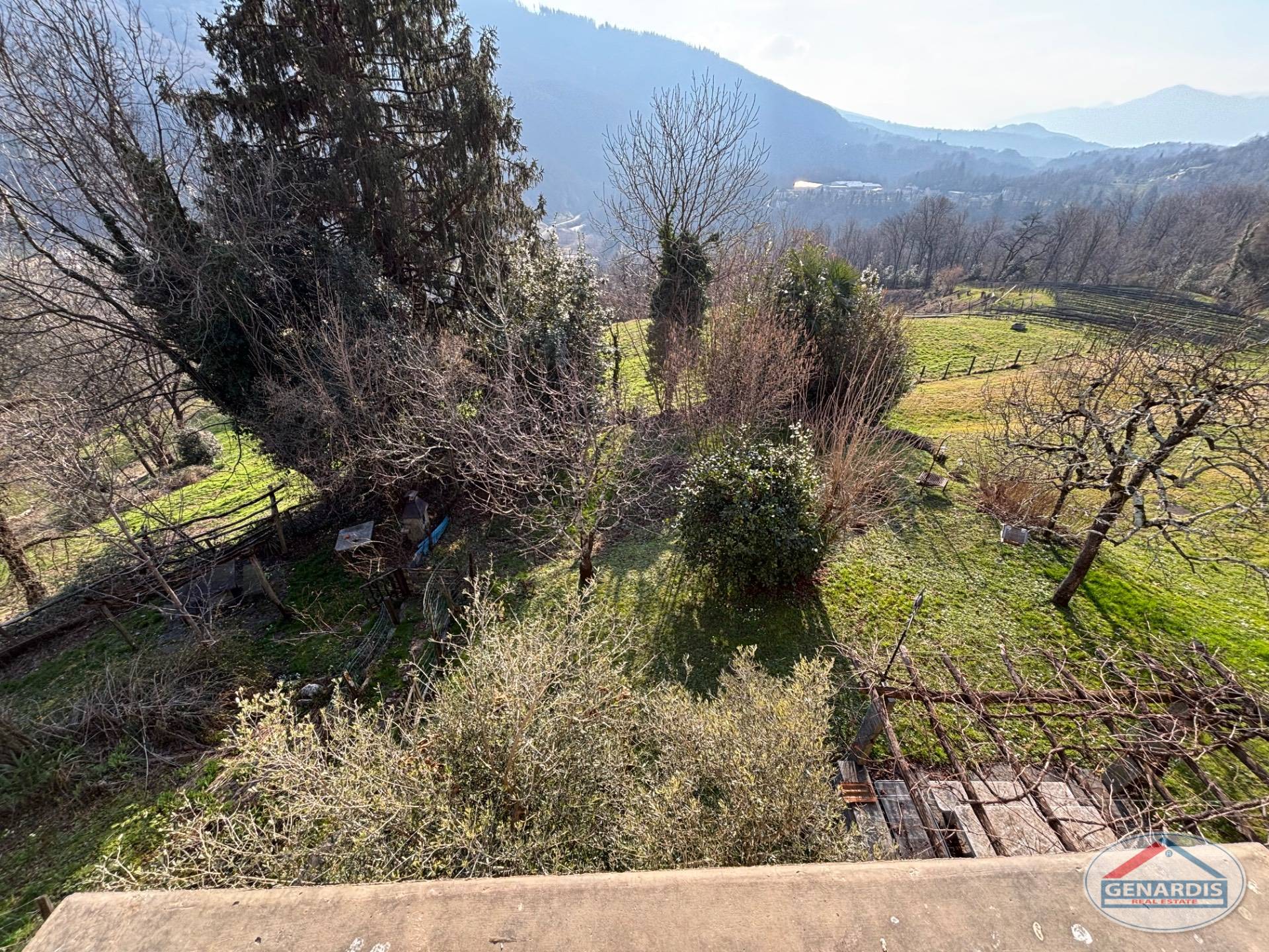 Landschafts- und Gartenblick mit Bergpanorama
