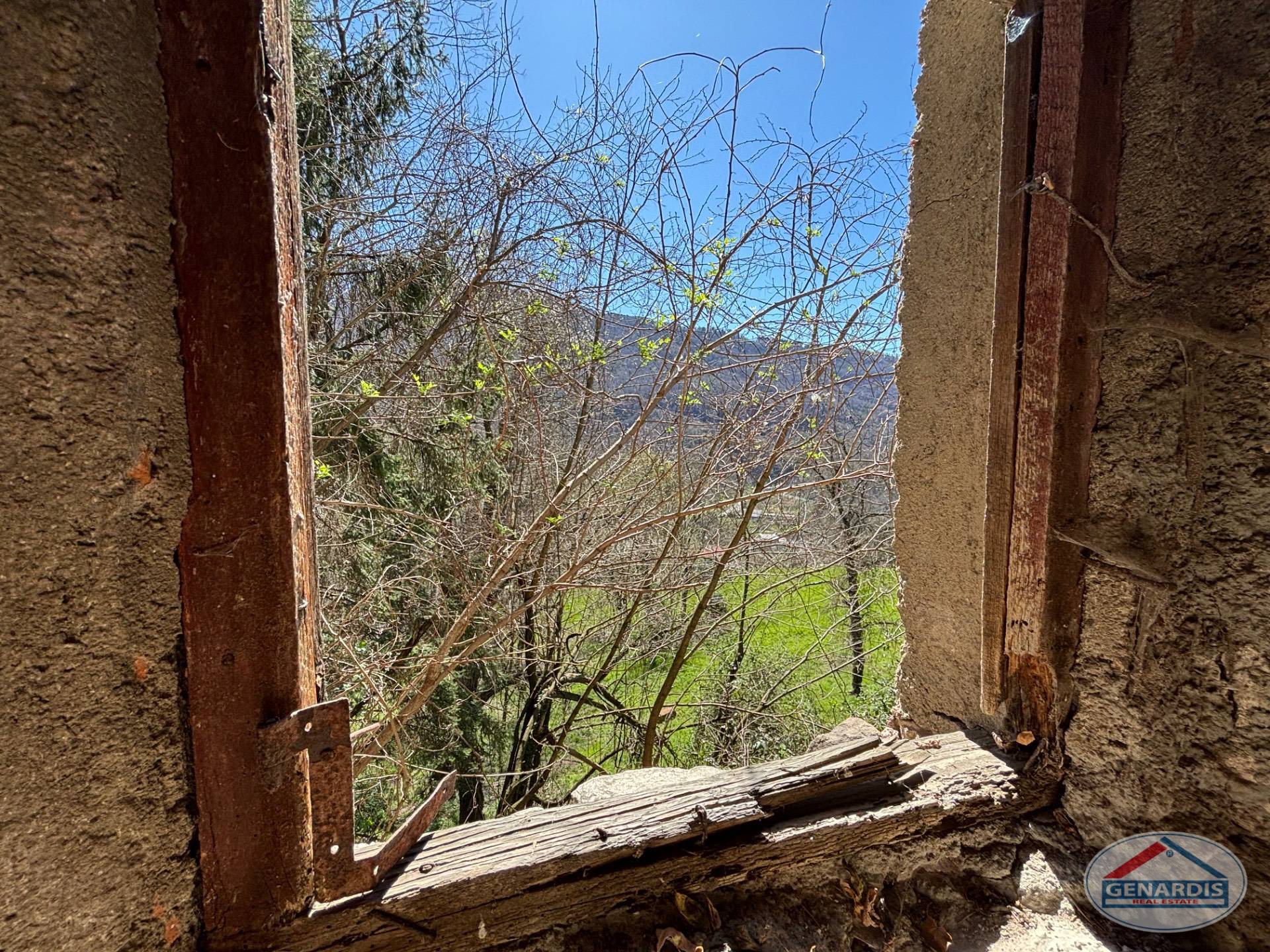 Blick aus einer beschädigten Öffnung auf die Landschaft