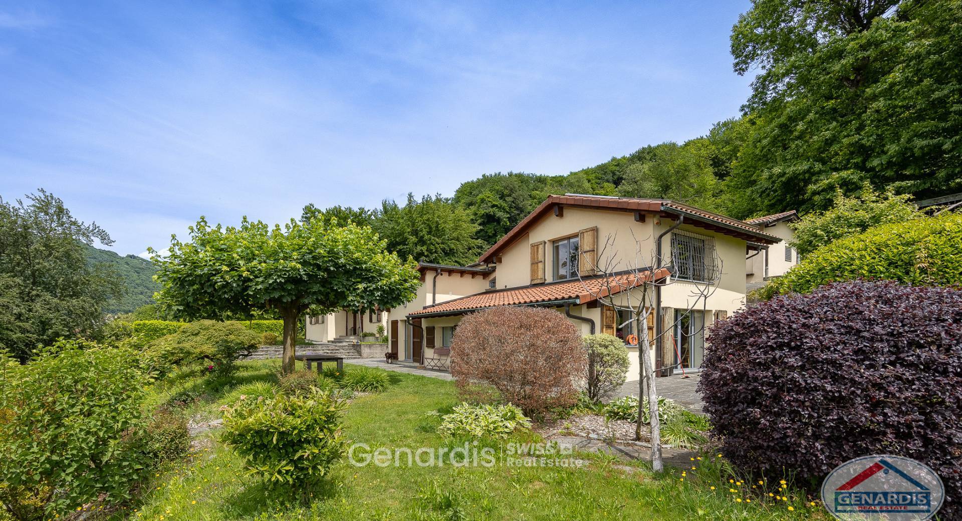 Ländliches Haus mit Garten