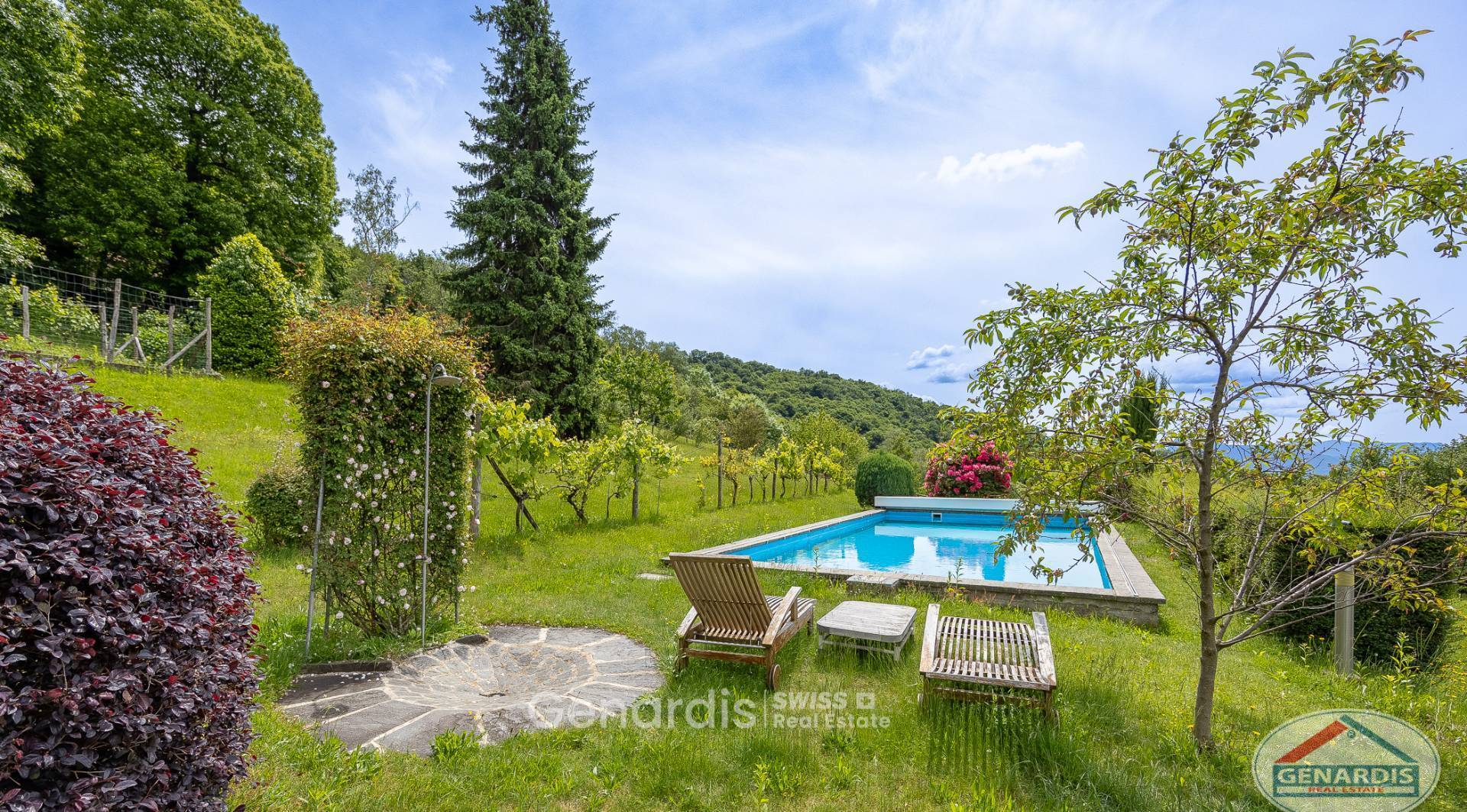 Garten mit Pool und Liegebereich
