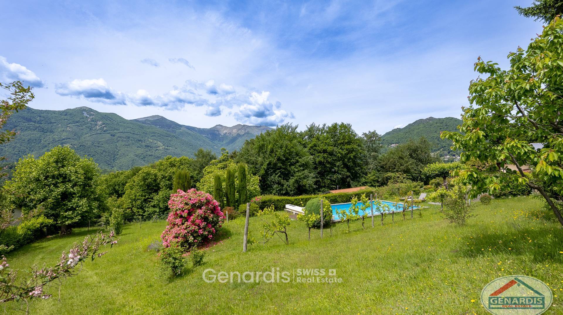 Garten mit Pool und Bergblick