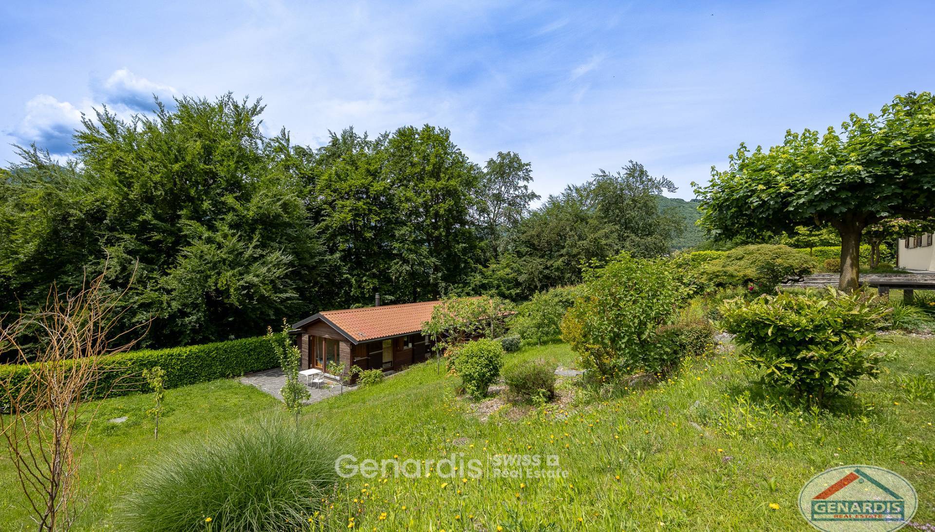 Gartenansicht mit kleinem Holzgebäude