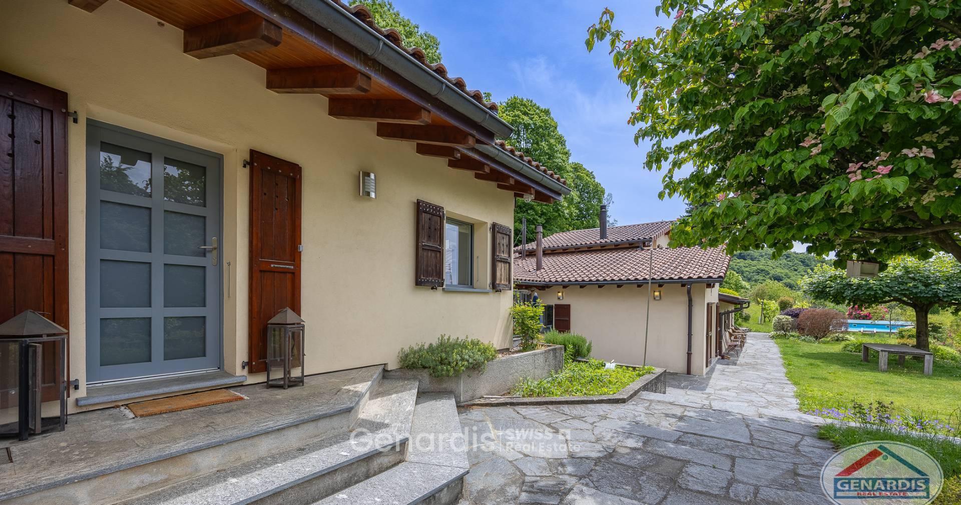 Mediterrane Hausansicht mit Gartenweg