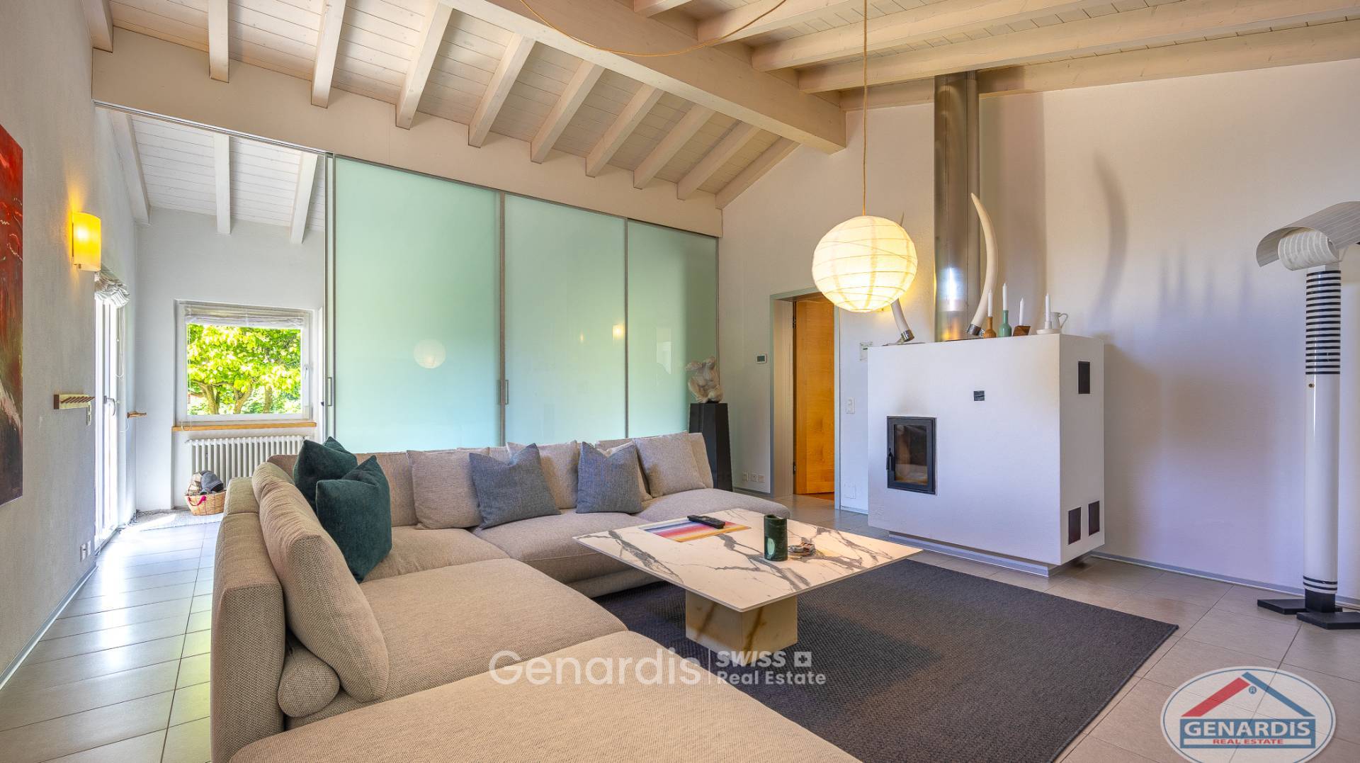 Wohnzimmer mit Kamin und sichtbaren Dachbalken