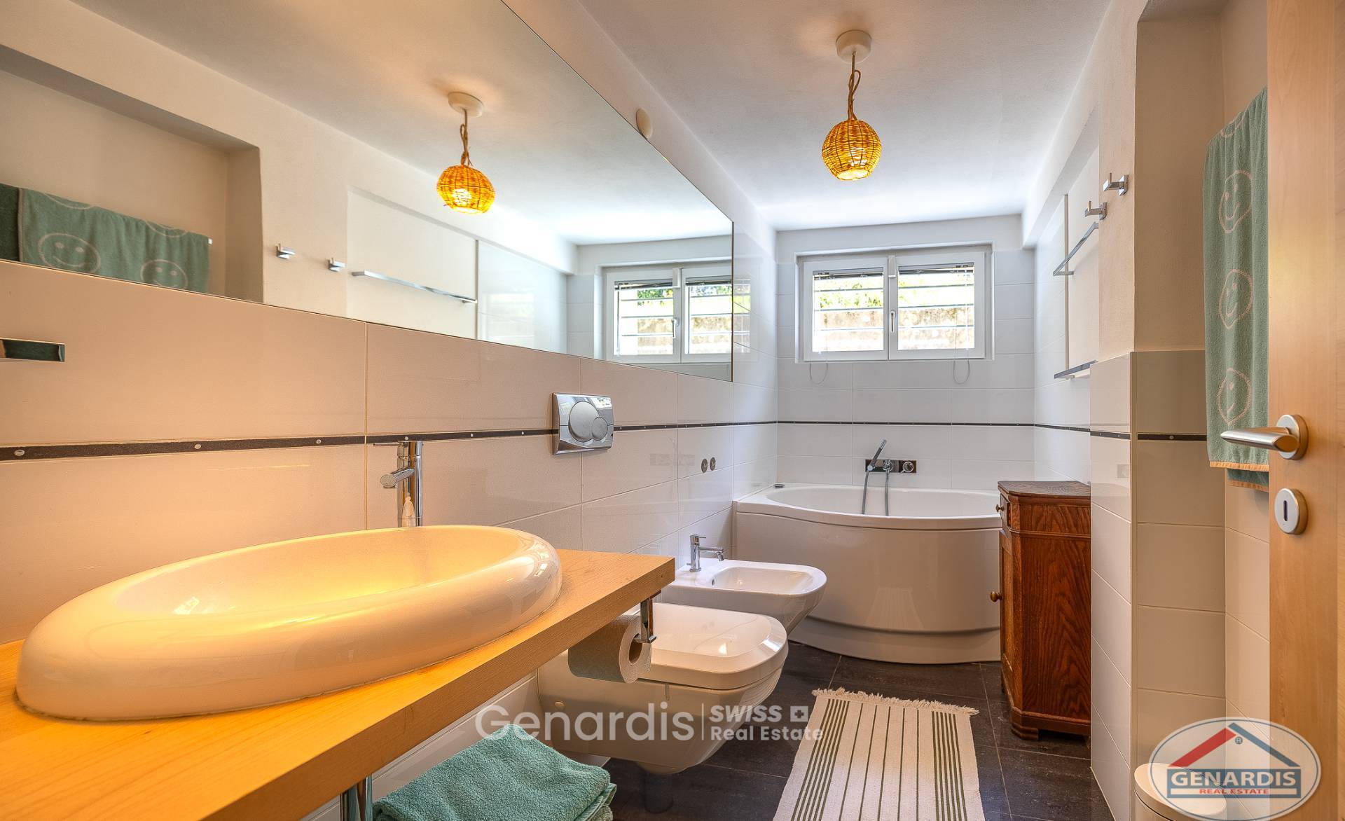Helles Badezimmer mit Wanne, Bidet und Waschtisch
