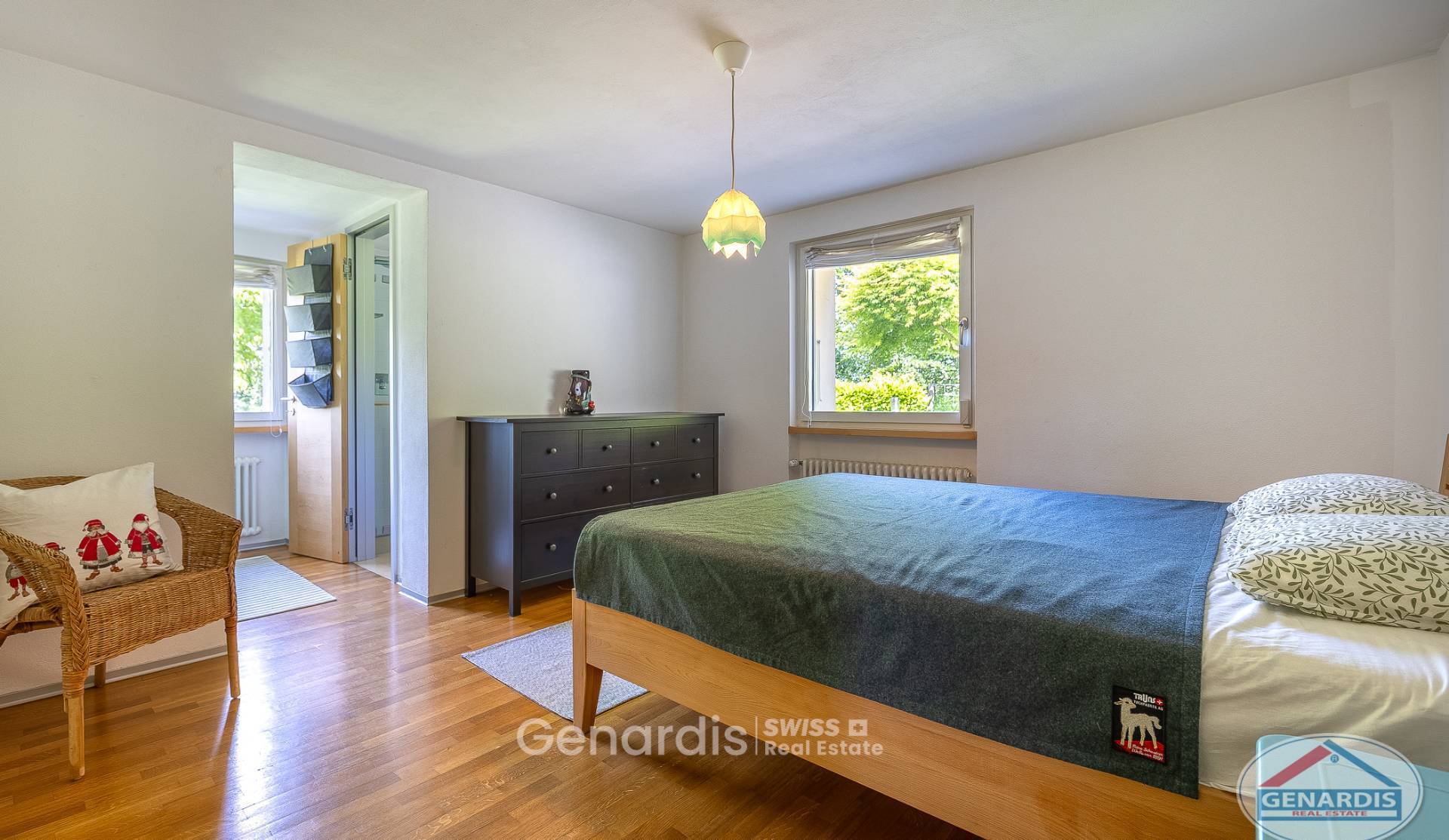 Helles Schlafzimmer mit Holzboden