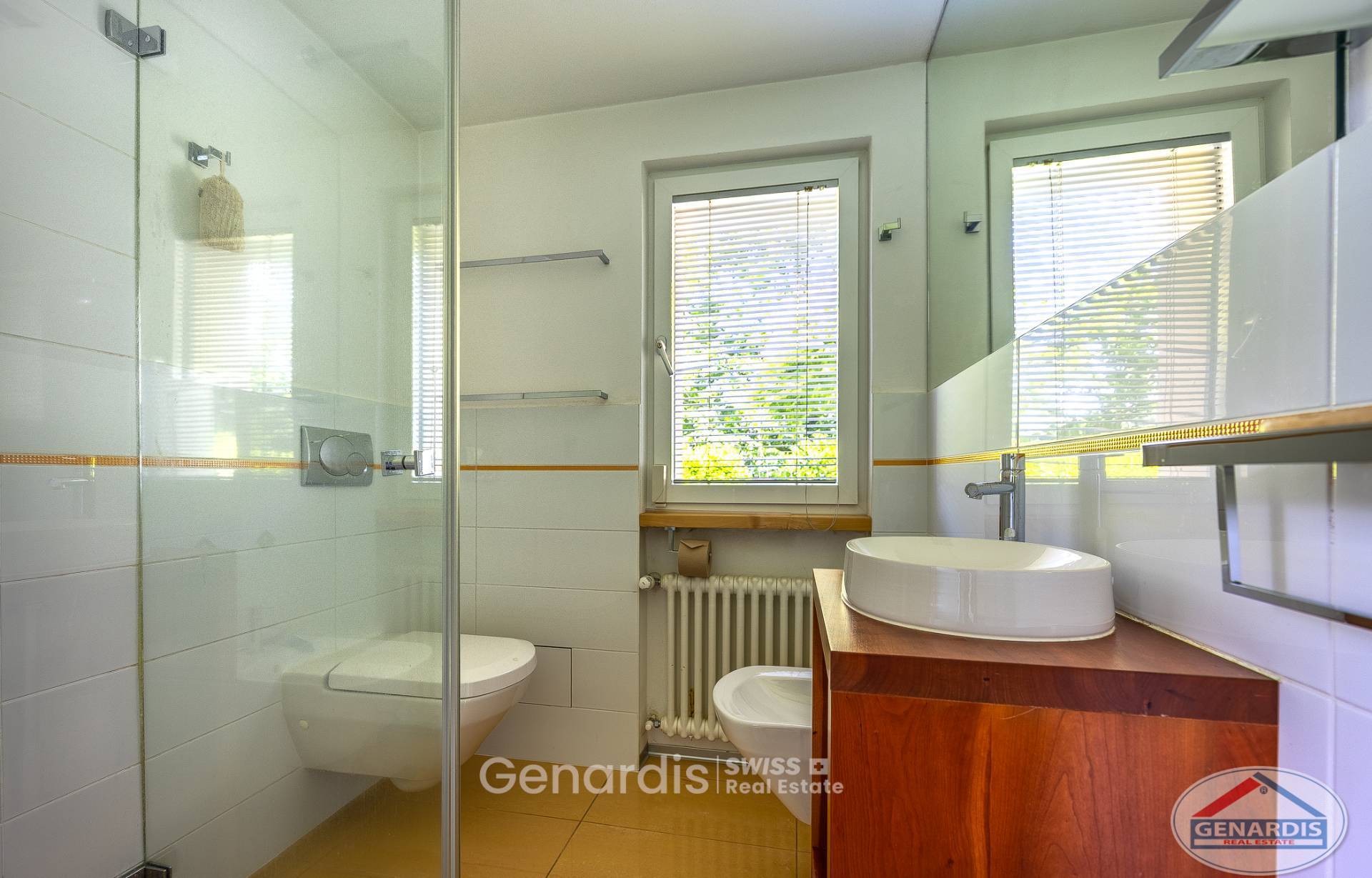 Modernes Badezimmer mit Dusche und Holzwaschtisch