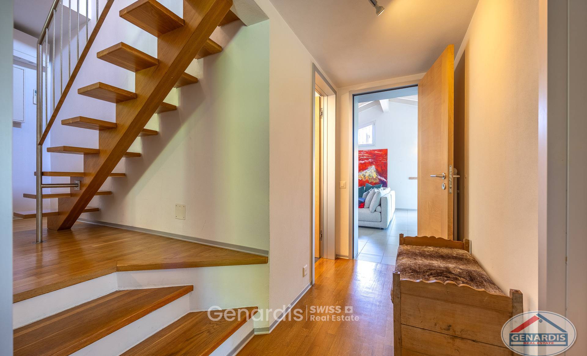 Flur mit Treppe und Blick ins Wohnzimmer