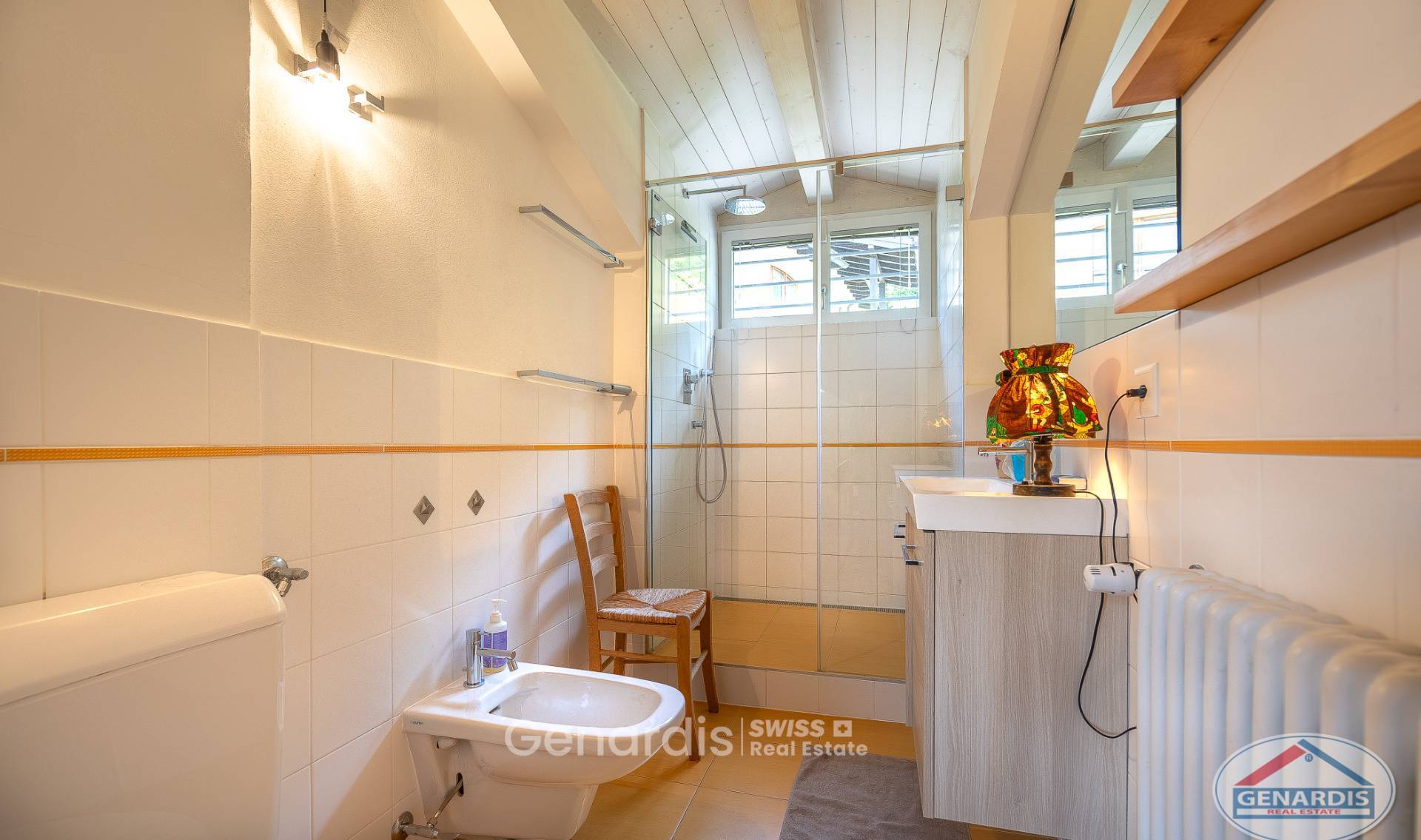 Kleines Badezimmer mit Dusche und Dachfenster